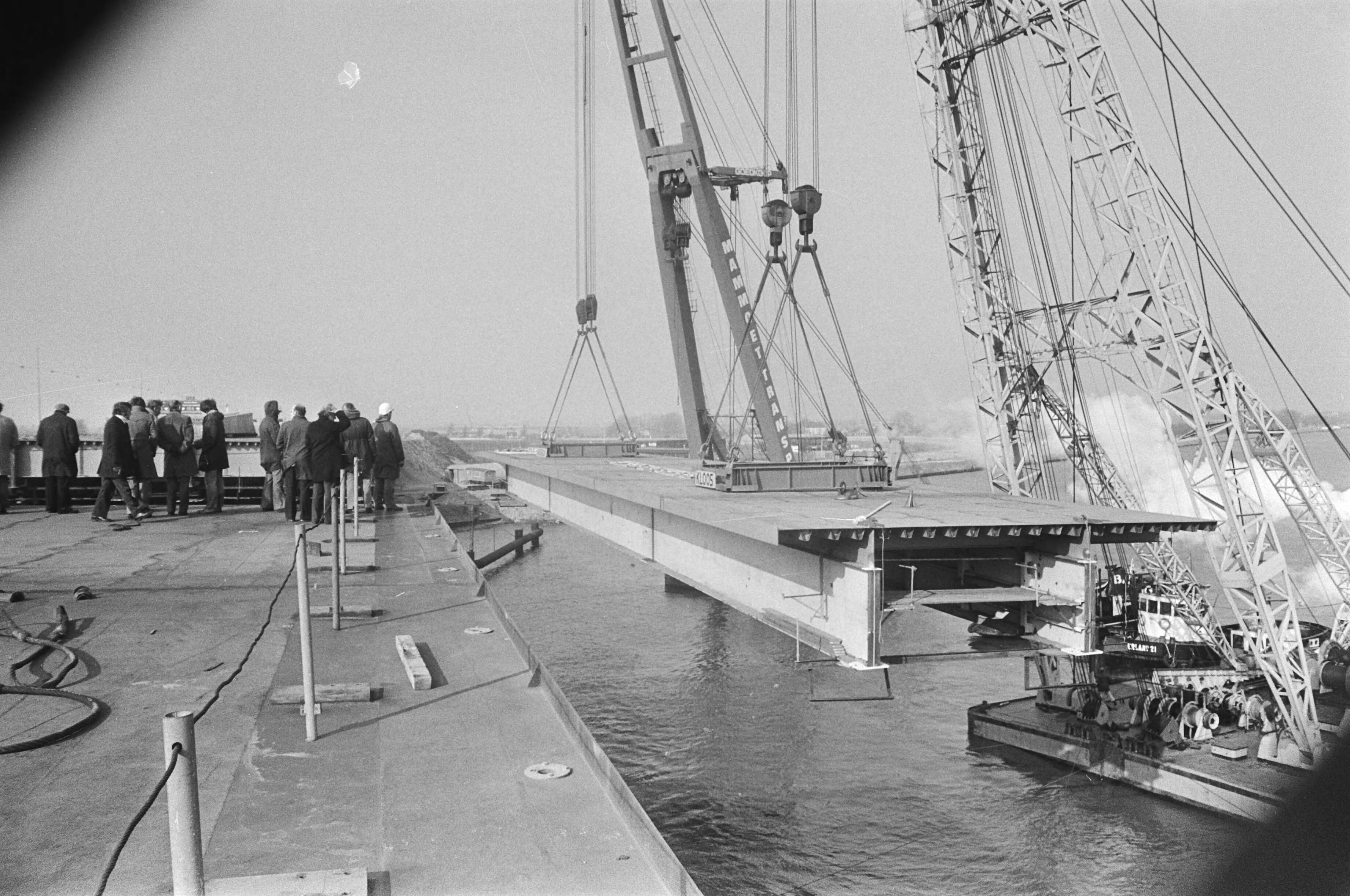 Fotocollectie Anefo — Laatse delen Galecopperbrug (Utrecht) op hun plaats gebracht door drijvende bokken — Foto: Peters, Hans / Anefo. Licentie: Set B: Rechtenvrij / Publiek Domein. Bron: Nationaal Archief. http://hdl.handle.net/10648/ac7e9ba4-d0b4-102d-bcf8-003048976d84
