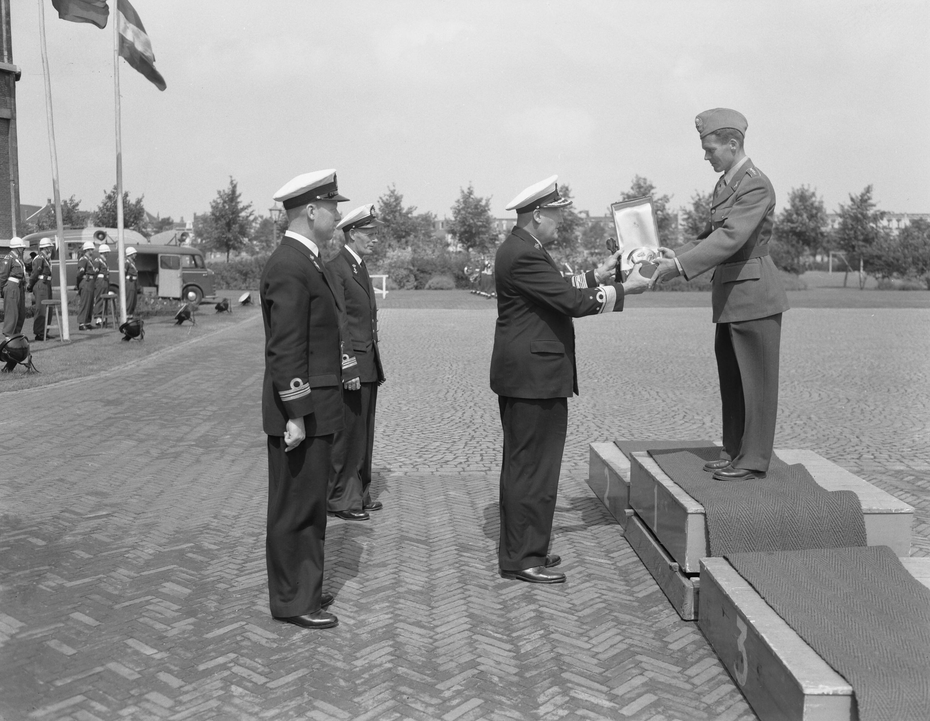 Fotocollectie Anefo — KMA Breda. Sluiting en prijsuitreiking van de Internationale Militaire Vijfkamp — Foto: Noske, J.D. / Anefo. Licentie: Set B: Rechtenvrij / Publiek Domein. Bron: Nationaal Archief. http://hdl.handle.net/10648/a939781a-d0b4-102d-bcf8-003048976d84