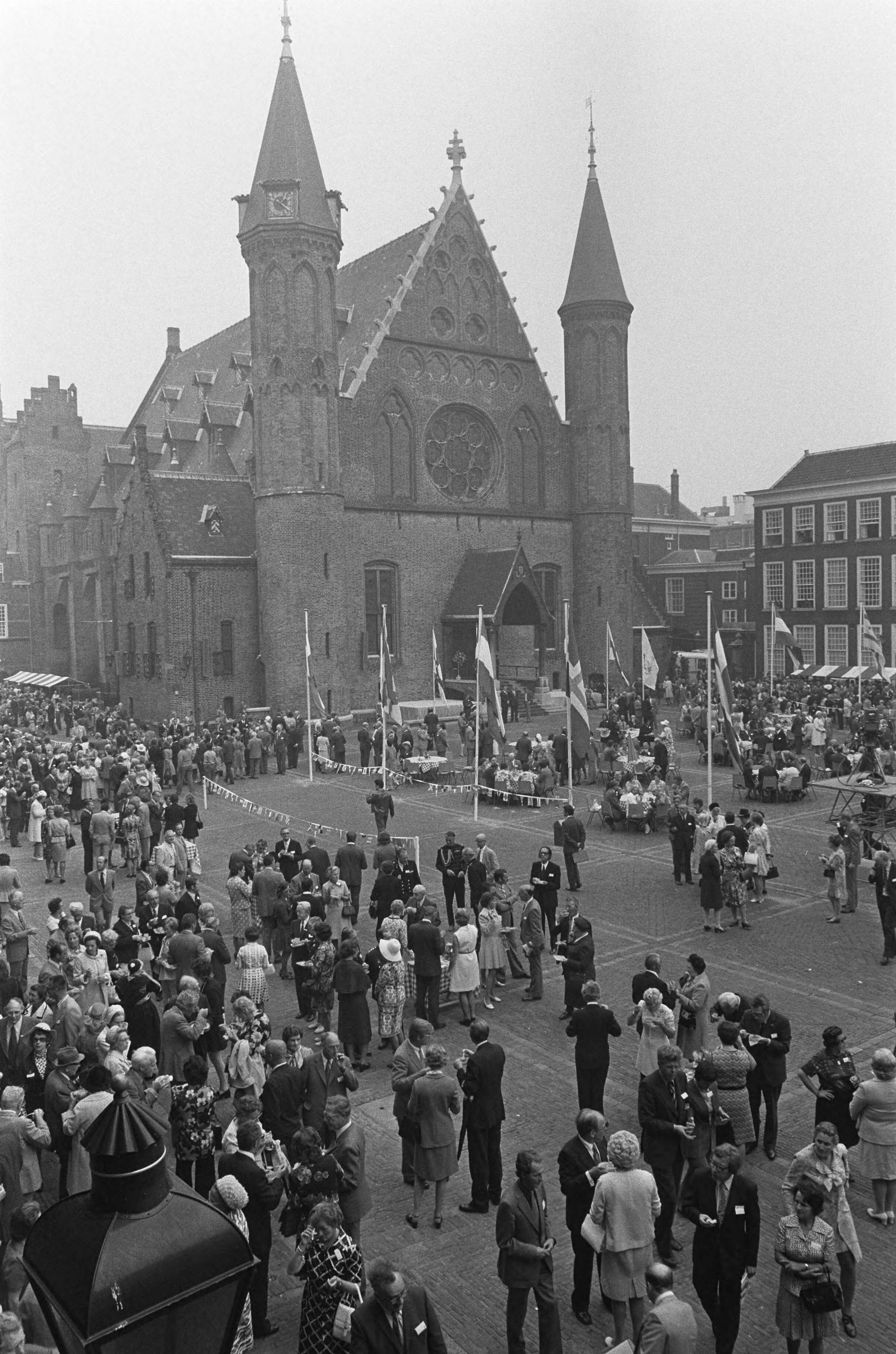 Fotocollectie Anefo — Viering Zilveren Regeringsjubileum van Koningin Juliana in Den Haag , overzicht koffiemaaltijd — Foto: Mieremet, Rob / Anefo. Licentie: Set B: Rechtenvrij / Publiek Domein. Bron: Nationaal Archief. http://hdl.handle.net/10648/ac36579a-d0b4-102d-bcf8-003048976d84