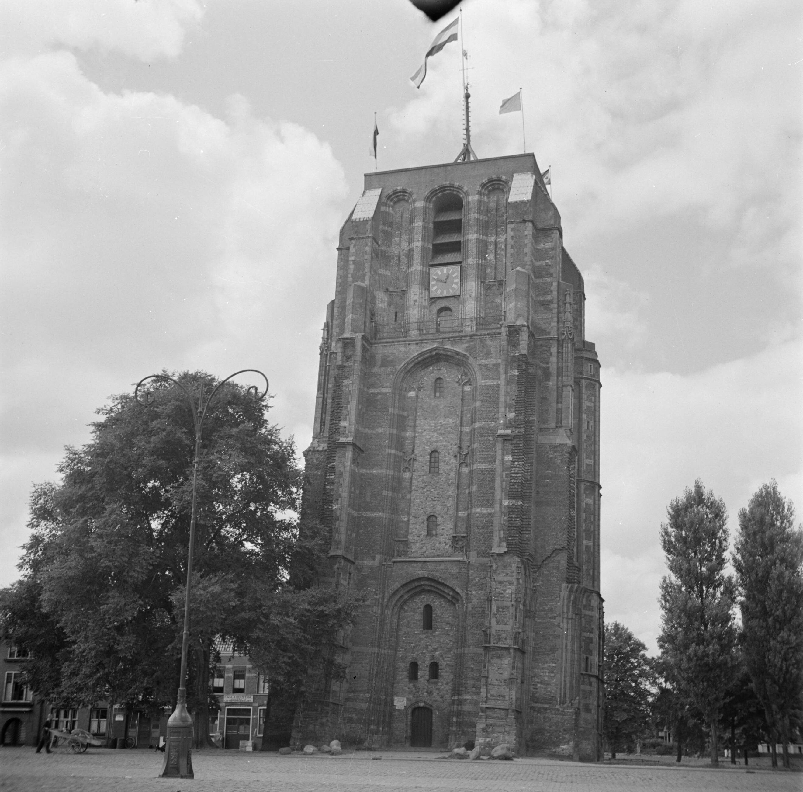 Het prinselijk gezin in Friesland — De scheve toren Oldehove in Leeuwarden — Foto: Poll, Willem van de. Licentie: Set B: Rechtenvrij / Publiek Domein. Bron: Nationaal Archief. http://hdl.handle.net/10648/aee83b20-d0b4-102d-bcf8-003048976d84