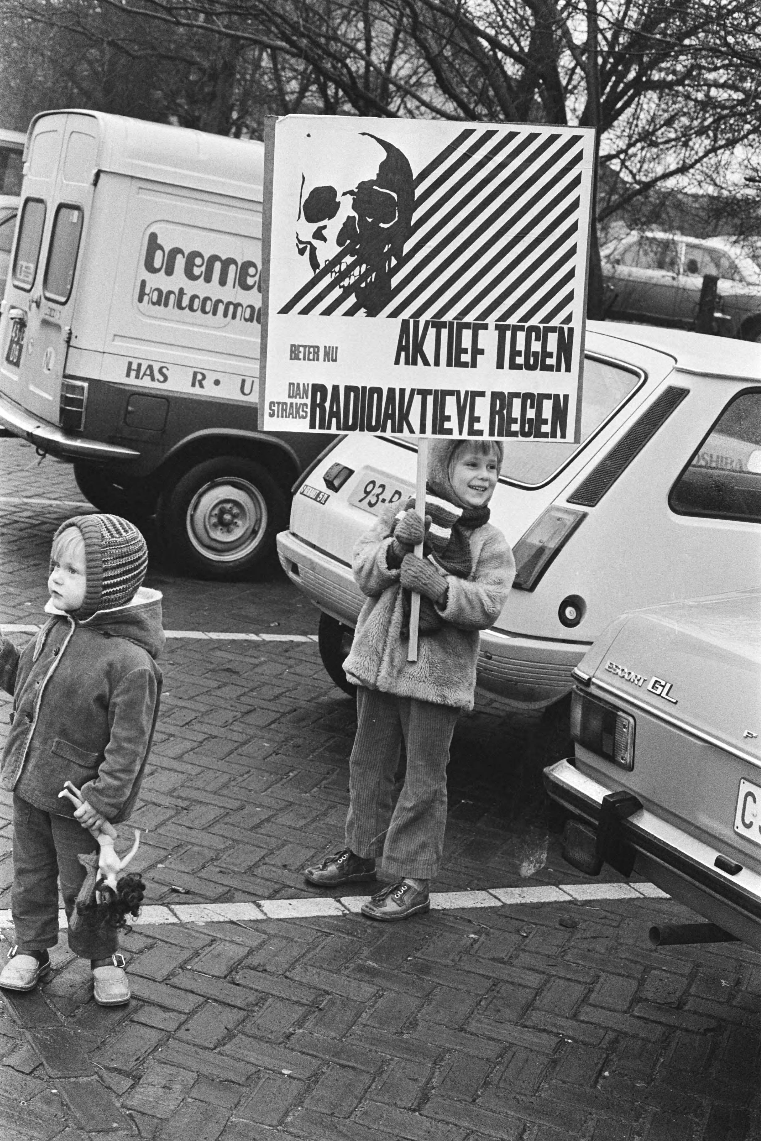 Fotocollectie Anefo — Manifestatie tegen plannen opslaan atoomafval in Onstwedde Groningen; demonstranten bijeen in Onstwedde — Foto: Bogaerts, Rob / Anefo. Licentie: Set B: Rechtenvrij / Publiek Domein. Bron: Nationaal Archief. http://hdl.handle.net/10648/ac951b5e-d0b4-102d-bcf8-003048976d84