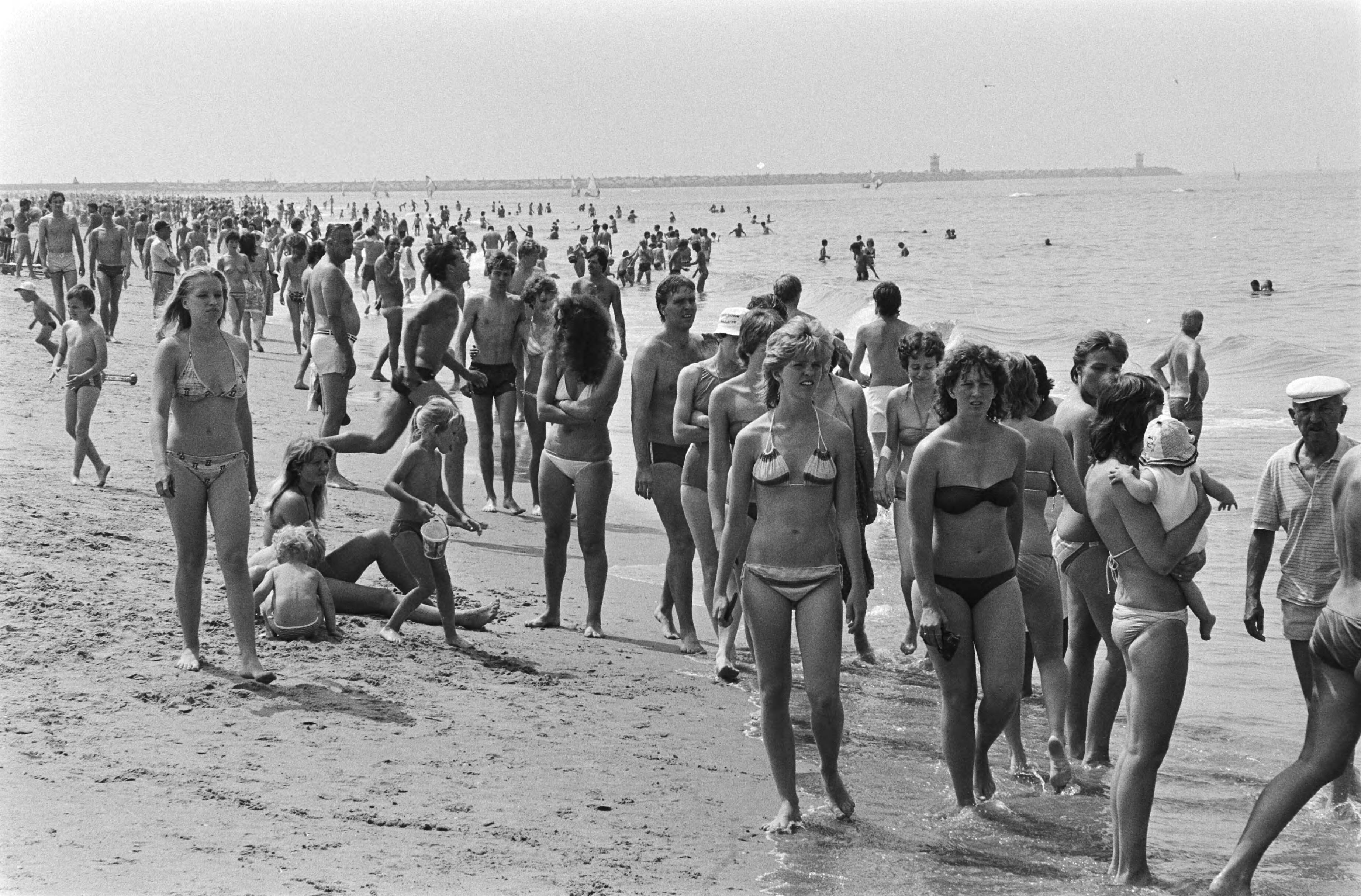Mooi strandweer — Drukte in Scheveningen — Foto: Antonisse, Marcel / Anefo. Licentie: Set B: Rechtenvrij / Publiek Domein. Bron: Nationaal Archief. http://hdl.handle.net/10648/ad2b731a-d0b4-102d-bcf8-003048976d84