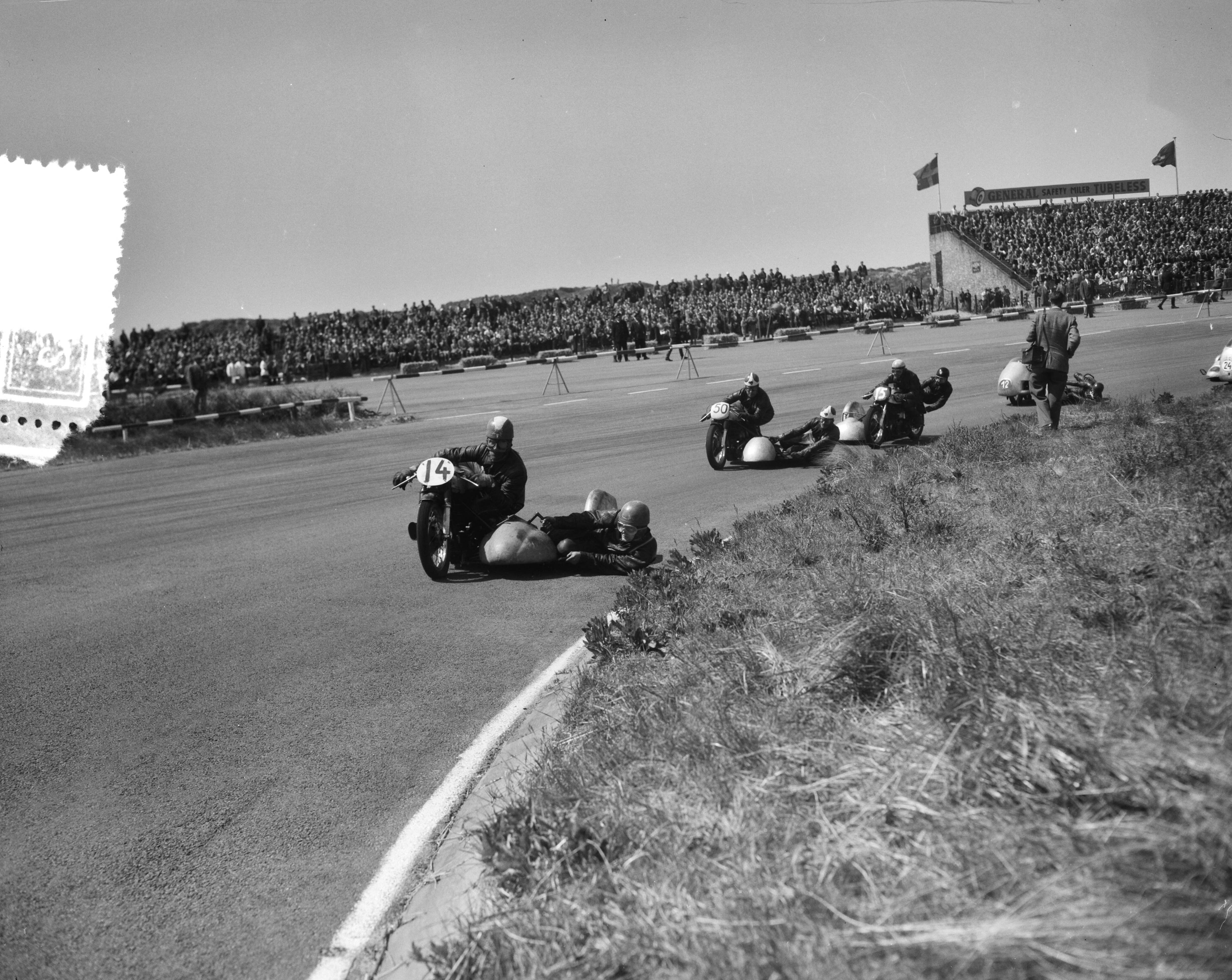 Fotocollectie Anefo — Zijspanrace op het circuit van Zandvoort. In de bocht — Foto: Bilsen, Joop van / Anefo. Licentie: Set B: Rechtenvrij / Publiek Domein. Bron: Nationaal Archief. http://hdl.handle.net/10648/a9489c6e-d0b4-102d-bcf8-003048976d84