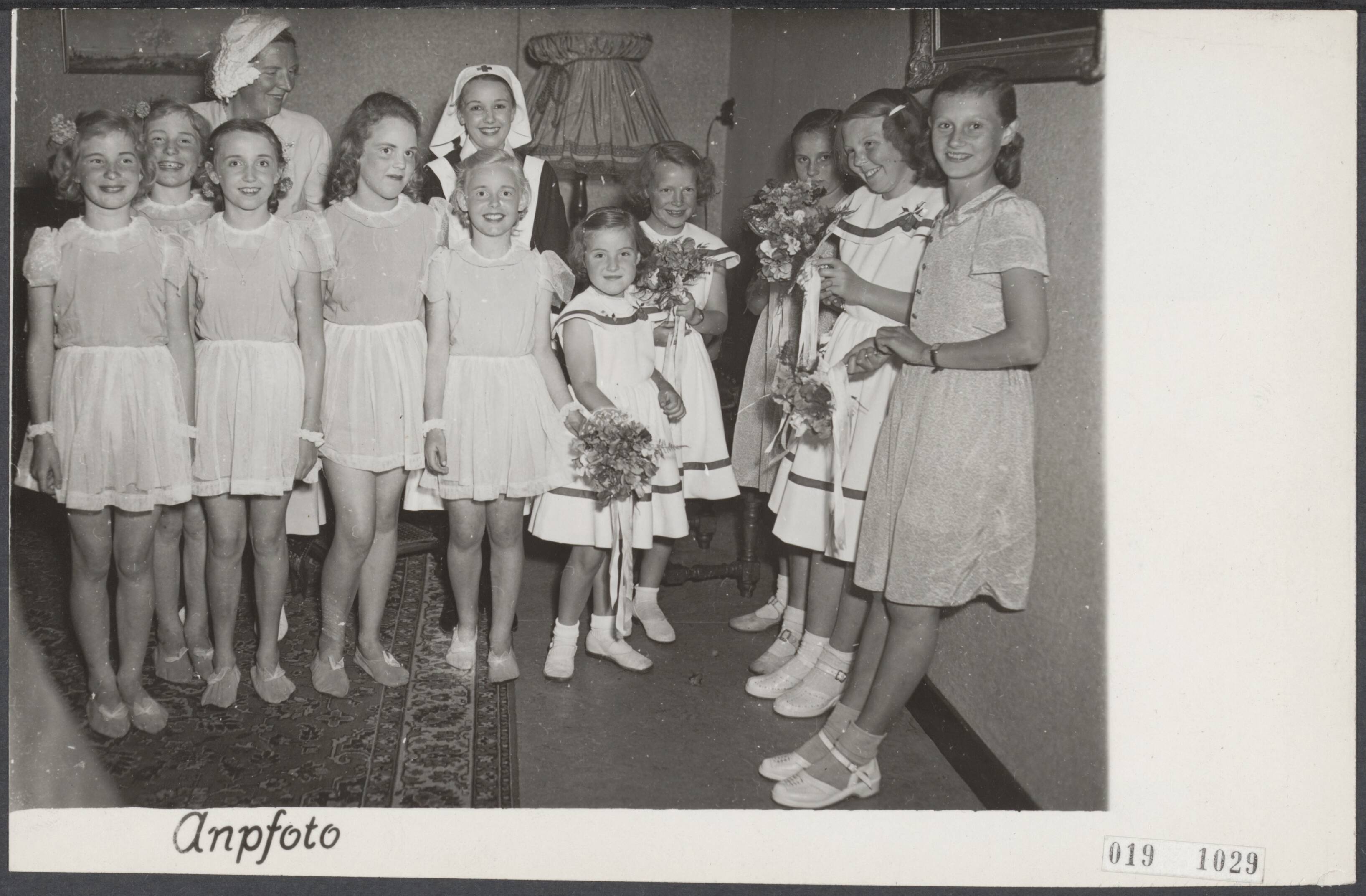 Fotocollectie Elsevier Binnenland — Koningin Juliana en de prinsessen Beatrix, Irene en Magriet hebben in het Nutsgebouw te Alphen a.d. Rijn een voorstelling bijgewoond van de kinderoperette "Een Sprookjesmelodie", welke gegeven werd t.b.v. de afdeling Alphen a.d. Rijn van het Rode Kruis. In de pauze werden de elfjes, die in de operette meespeelde aan de koningin en de prinsessen voorgesteld — Foto: ANP / RVD of rechtenvrij. Licentie: Set B: Rechtenvrij / Publiek Domein. Bron: Nationaal Archief. http://hdl.handle.net/10648/adc865d0-d0b4-102d-bcf8-003048976d84