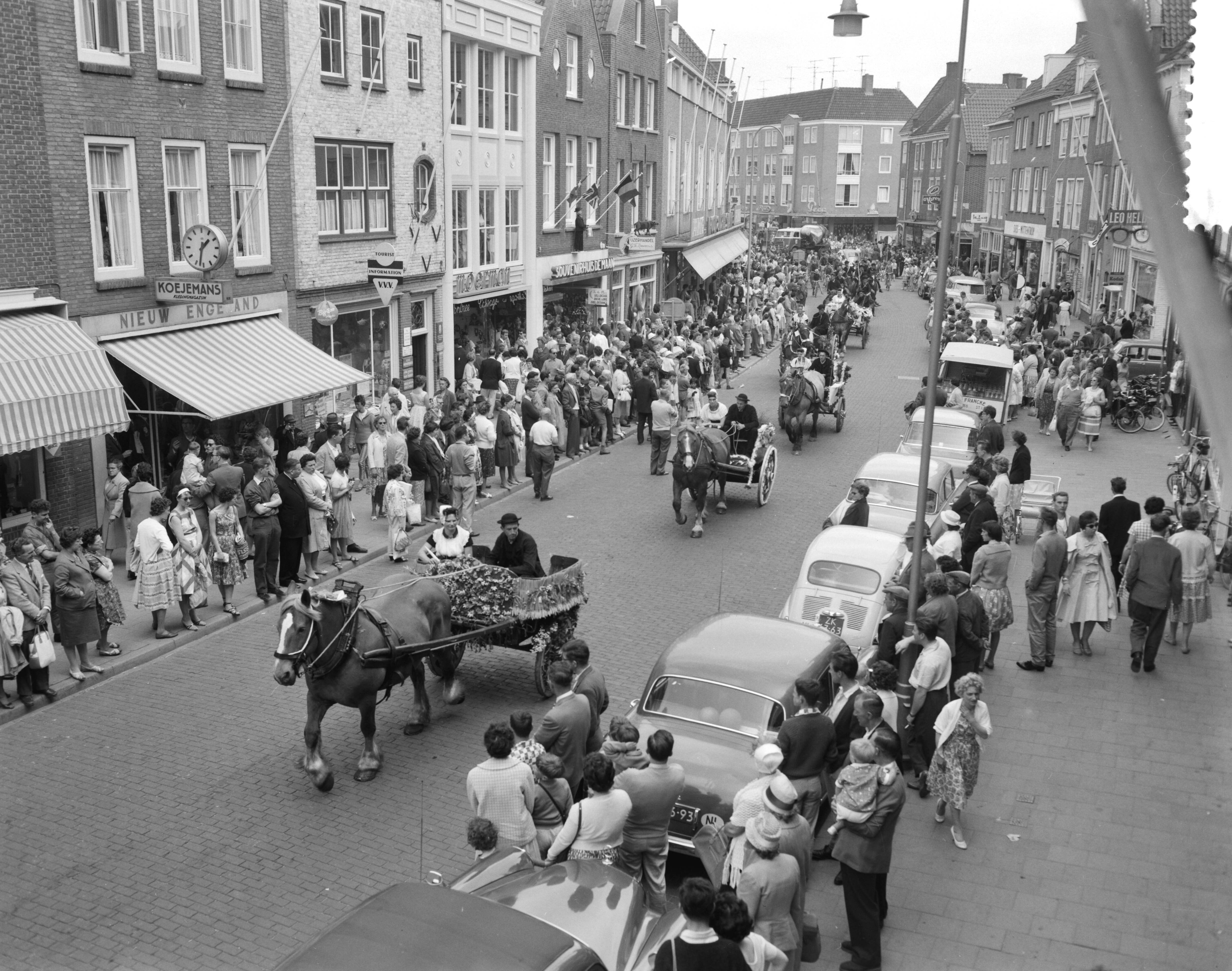 Fotocollectie Anefo — Ringrijderij in Middelburg. Rondrit door de stad met versierde sjezen — Foto: Bilsen, Joop van / Anefo. Licentie: Set B: Rechtenvrij / Publiek Domein. Bron: Nationaal Archief. http://hdl.handle.net/10648/a9dcf4cc-d0b4-102d-bcf8-003048976d84