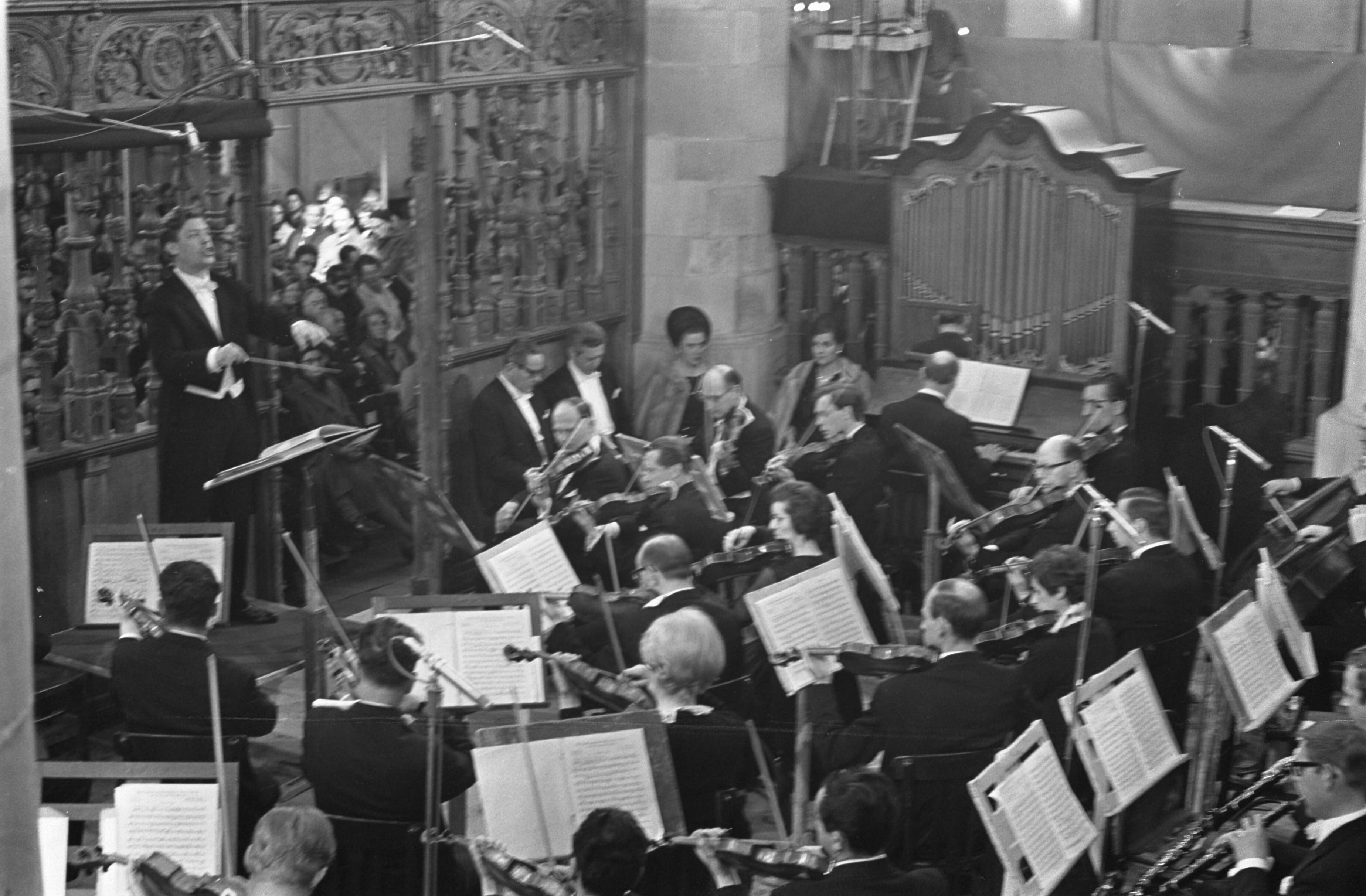 Fotocollectie Anefo — Uitvoering Mattheus Passion in Grote Kerk in Naarden — Foto: Nijs, Jac. de / Anefo. Licentie: Set B: Rechtenvrij / Publiek Domein. Bron: Nationaal Archief. http://hdl.handle.net/10648/ab3ccb58-d0b4-102d-bcf8-003048976d84