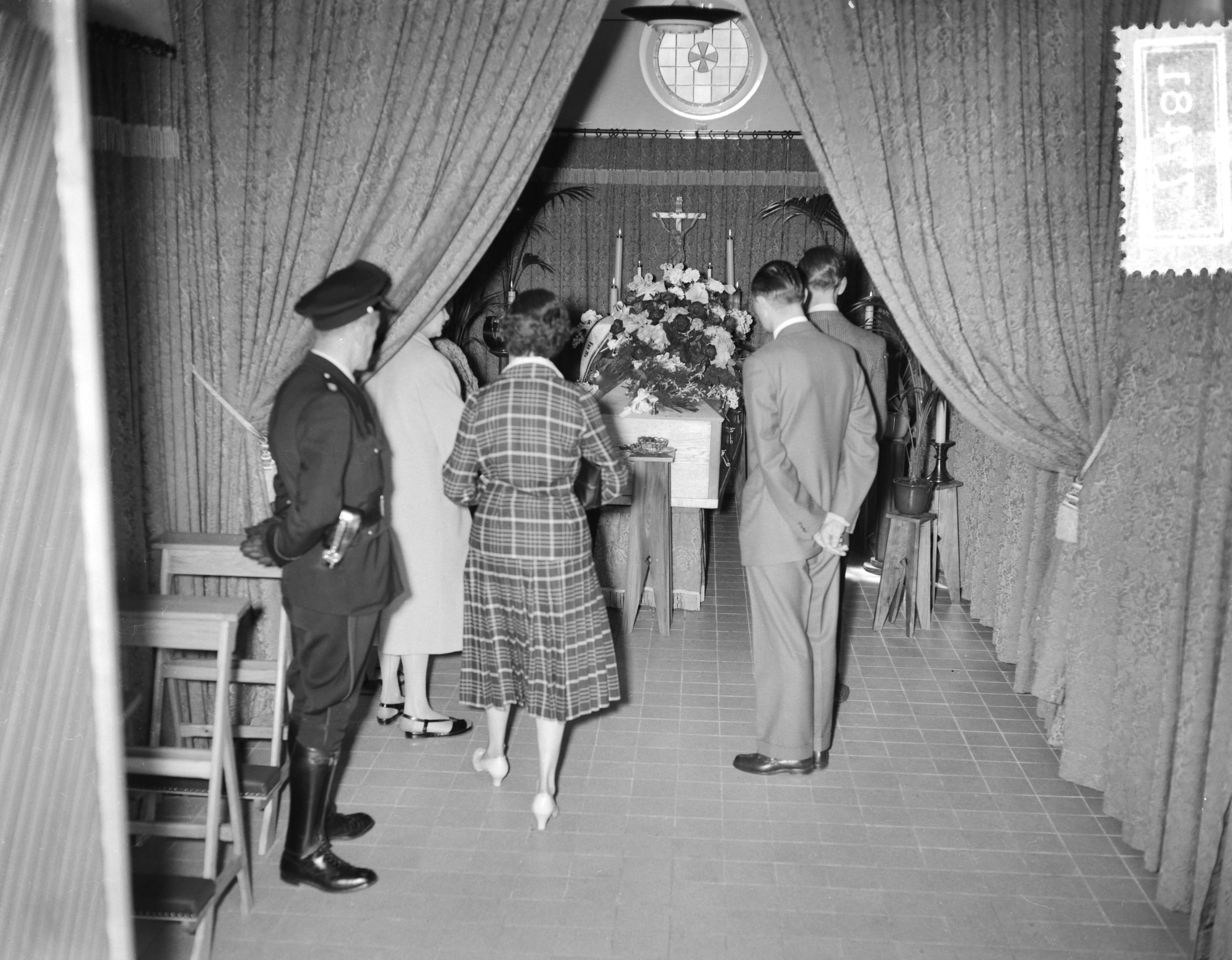 Fotocollectie Anefo — Leon Jungschläger opgebaard in een Chapelle Ardente te Maastricht — Foto: Rossem, Wim van / Anefo. Licentie: Set B: Rechtenvrij / Publiek Domein. Bron: Nationaal Archief. http://hdl.handle.net/10648/afd11d5e-d0b4-102d-bcf8-003048976d84