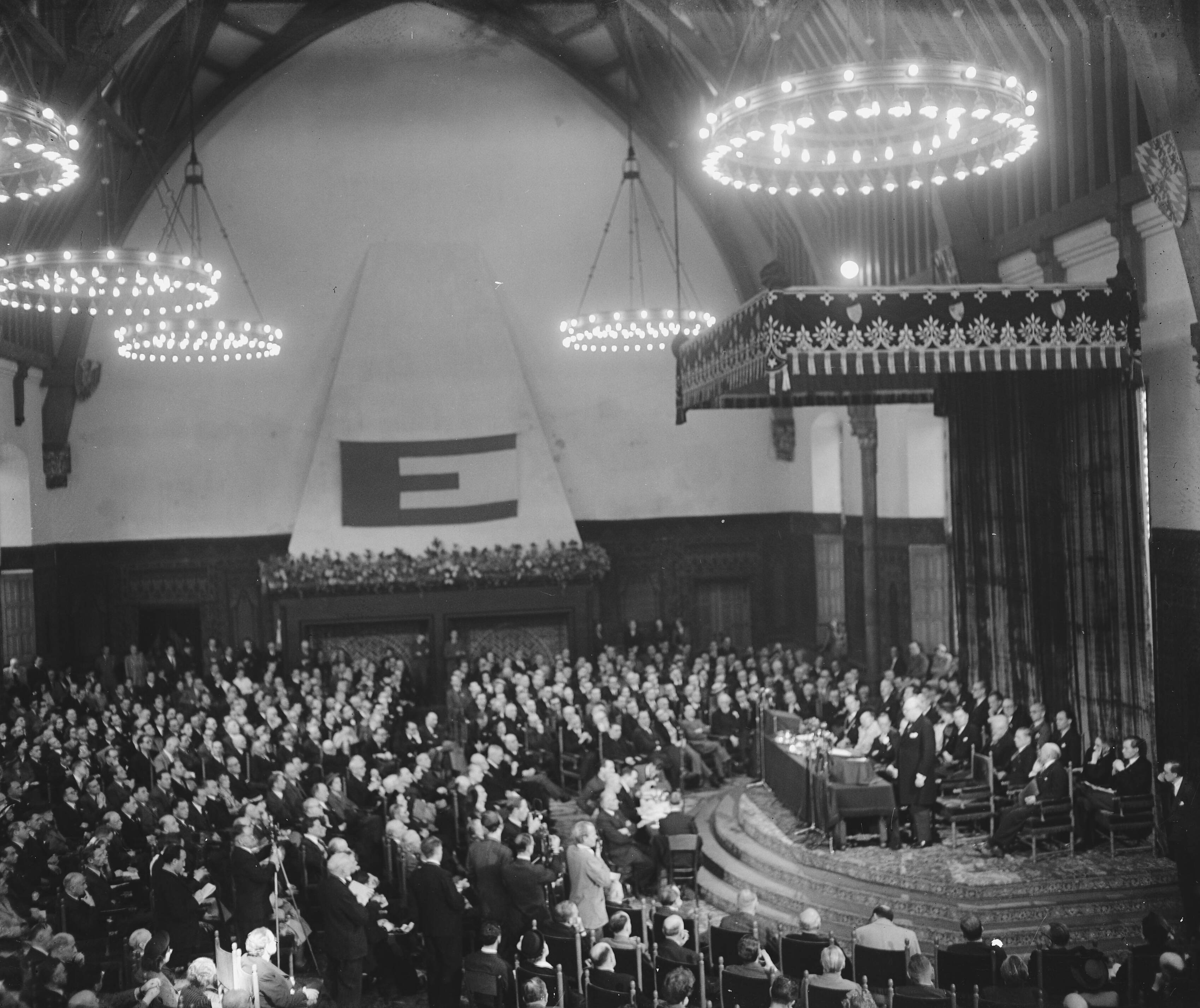 Fotocollectie Anefo — Europa Congres Ridderzaal Den Haag. Overzicht — Foto: Snikkers, Anton / Anefo. Licentie: Set B: Rechtenvrij / Publiek Domein. Bron: Nationaal Archief. http://hdl.handle.net/10648/a8b68af4-d0b4-102d-bcf8-003048976d84