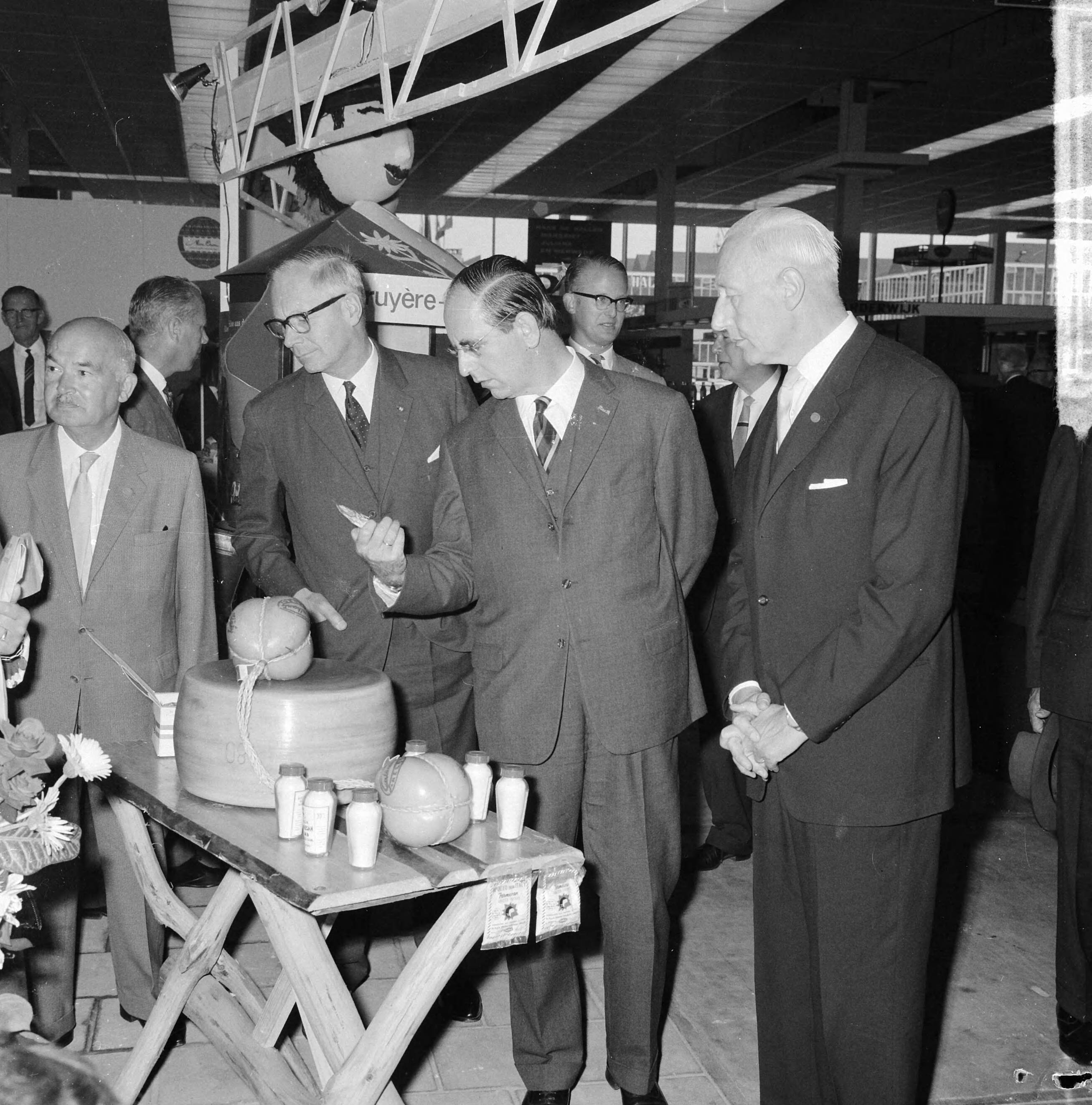 Fotocollectie Anefo — Drs. J.W. de Pous opende in Utrecht de RoKa levensmiddelenbeurs, de minister tijdens de rondgang, bij een presentatie van kazen — Foto: Nijs, Jac. de / Anefo. Licentie: Set B: Rechtenvrij / Publiek Domein. Bron: Nationaal Archief. http://hdl.handle.net/10648/aa7829b0-d0b4-102d-bcf8-003048976d84