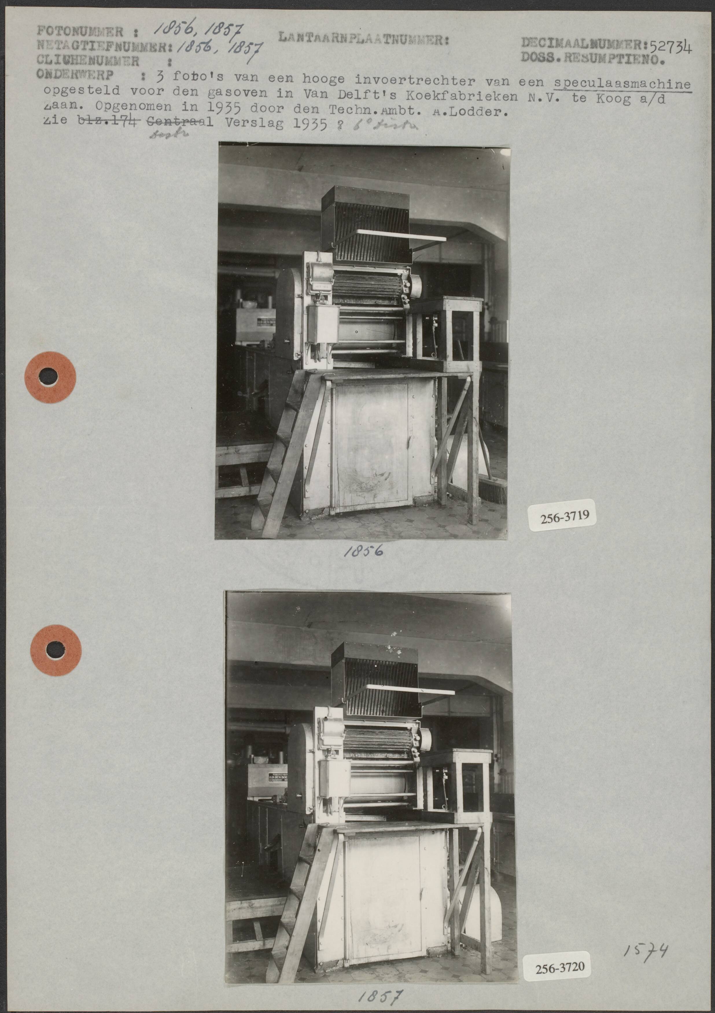 Fotocollectie Arbeidsinspectie — Foto 1: Hoge invoertrechter van een speculaasmachine opgesteld voor de gasoven in Van Delfts Koekfabrieken NV te Koog aan de Zaan (8,5x11,5 cm; A. Lodder) Foto 2: Hoge invoertrechter van een speculaasmachine opgesteld voor de gasoven in Van Delfts Koekfabrieken NV te Koog aan de Zaan (8,5x11,5 cm; A. Lodder) — Foto: Lodder, Aart / Arbeidsinpectie. Licentie: Set B: Rechtenvrij / Publiek Domein. Bron: Nationaal Archief. http://hdl.handle.net/10648/b069e0b6-d0b4-102d-bcf8-003048976d84