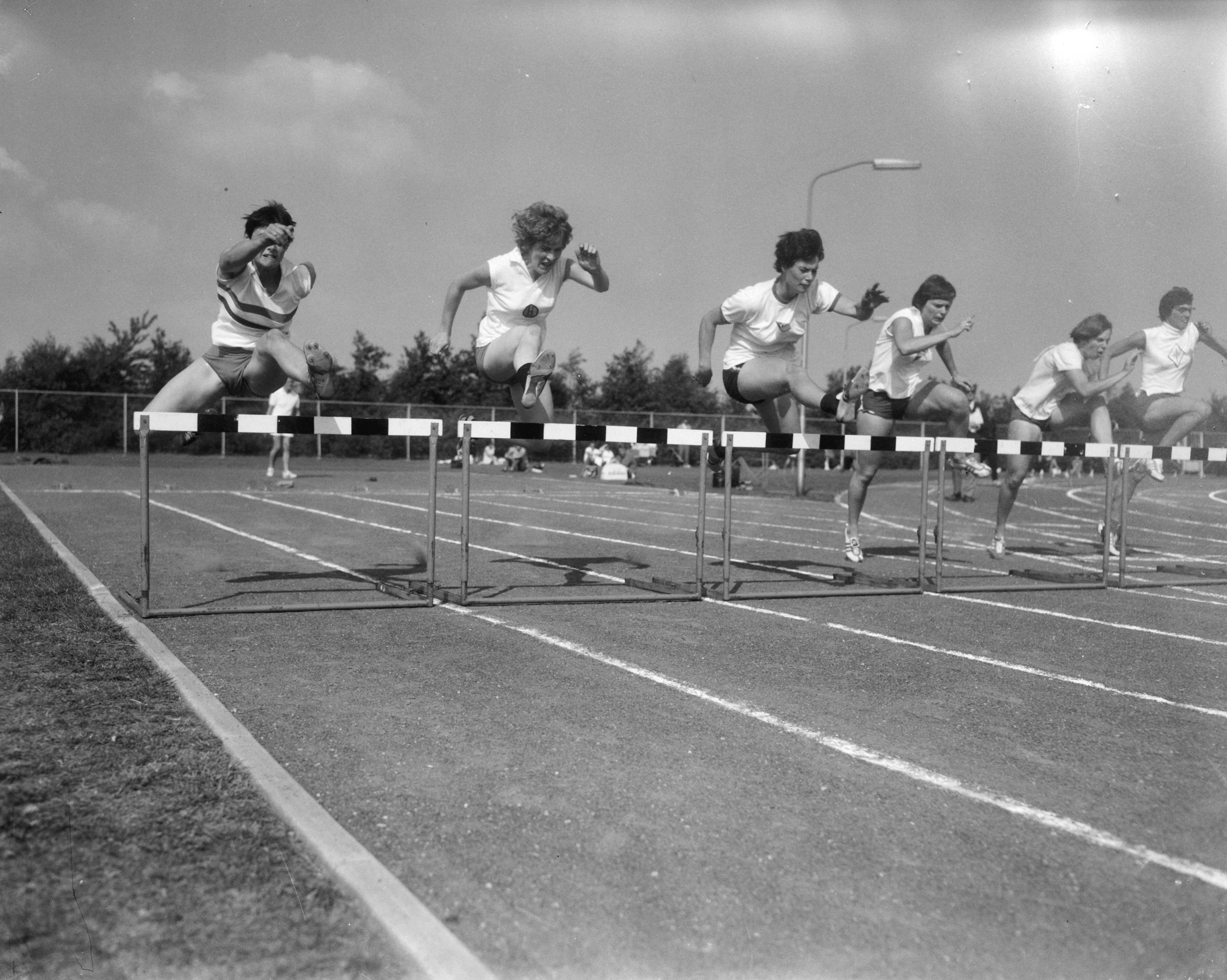 Fotocollectie Anefo — Nationale Atletiekwedstrijden te Haarlem, 80 meter hord dames, v.l.n.r. Van Zanten , De Raadt , Van Slooten , Hanghoop, Penaerts, Hessels — Foto: Bilsen, Joop van / Anefo. Licentie: Set B: Rechtenvrij / Publiek Domein. Bron: Nationaal Archief. http://hdl.handle.net/10648/aaf72c2e-d0b4-102d-bcf8-003048976d84