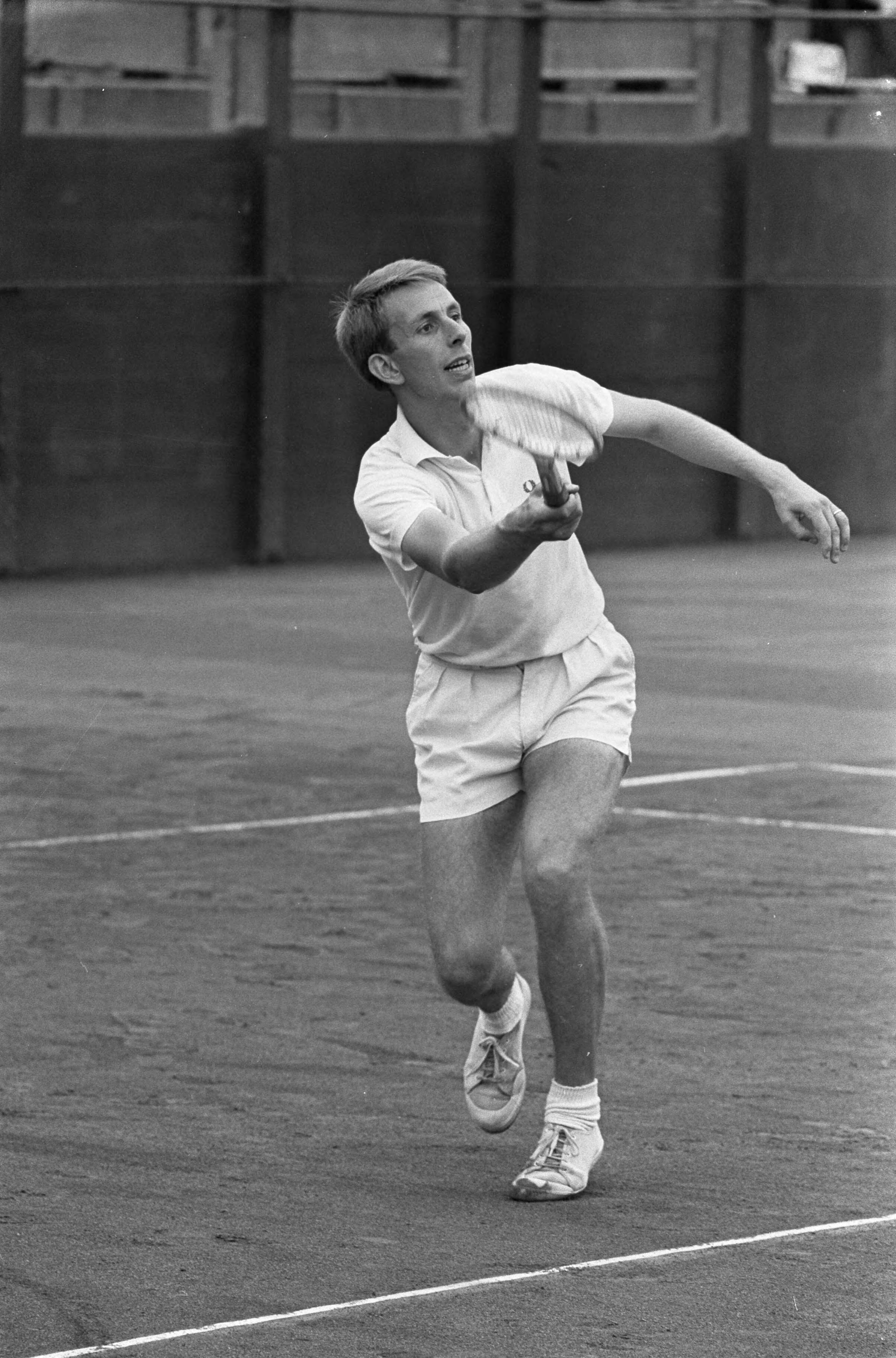 Fotocollectie Anefo — Nederlandse Tenniskampioenschappen Scheveningen. Nummer 2.26 Hordijk, 23.24 Schneider in aktie — Foto: Kroon, Ron / Anefo. Licentie: Set B: Rechtenvrij / Publiek Domein. Bron: Nationaal Archief. http://hdl.handle.net/10648/ab22ee5e-d0b4-102d-bcf8-003048976d84