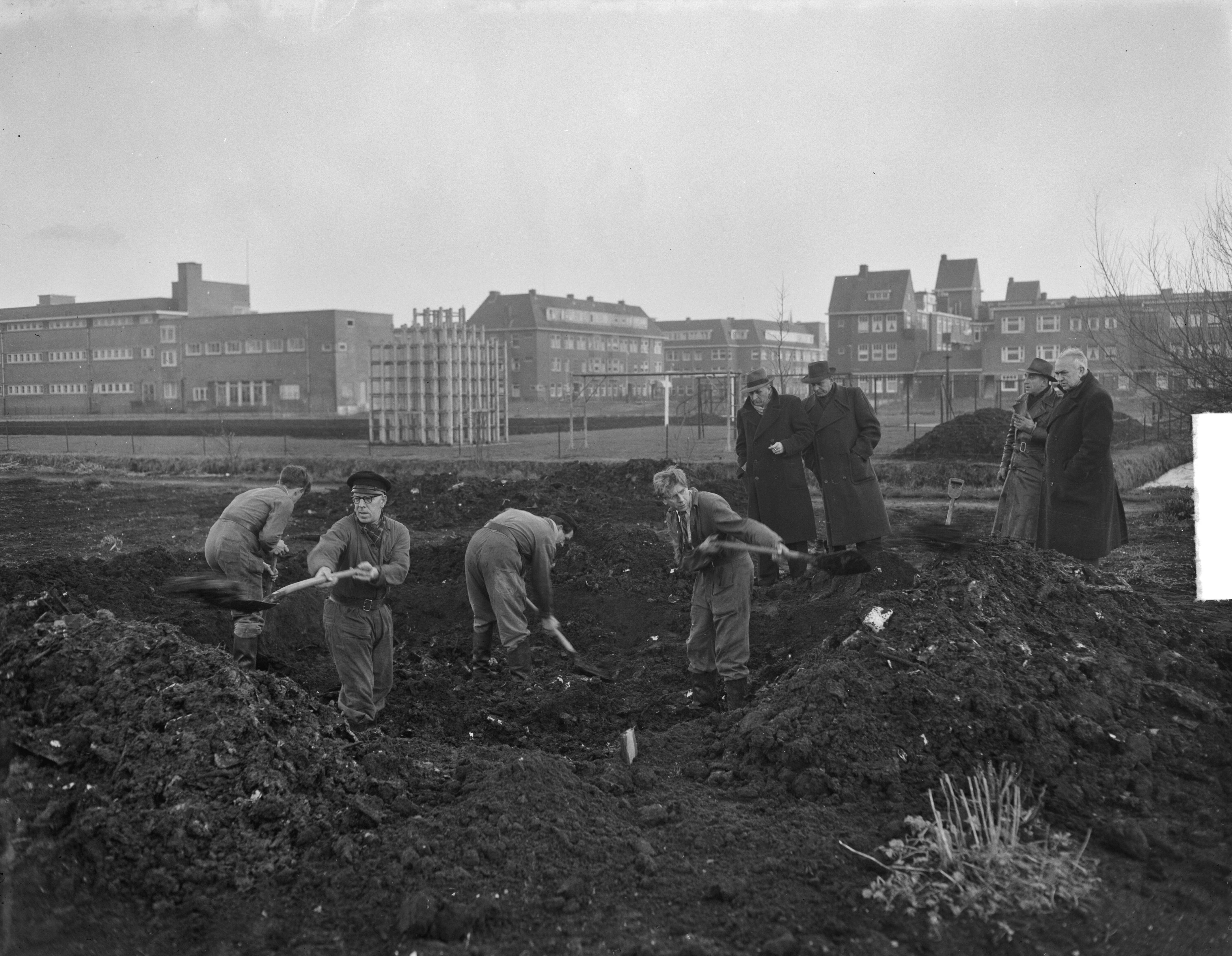 Fotocollectie Anefo — Opgraving wegens moordzaak in Den Haag — Foto: Duinen, G.W. van / Anefo. Licentie: Set B: Rechtenvrij / Publiek Domein. Bron: Nationaal Archief. http://hdl.handle.net/10648/a8e56496-d0b4-102d-bcf8-003048976d84