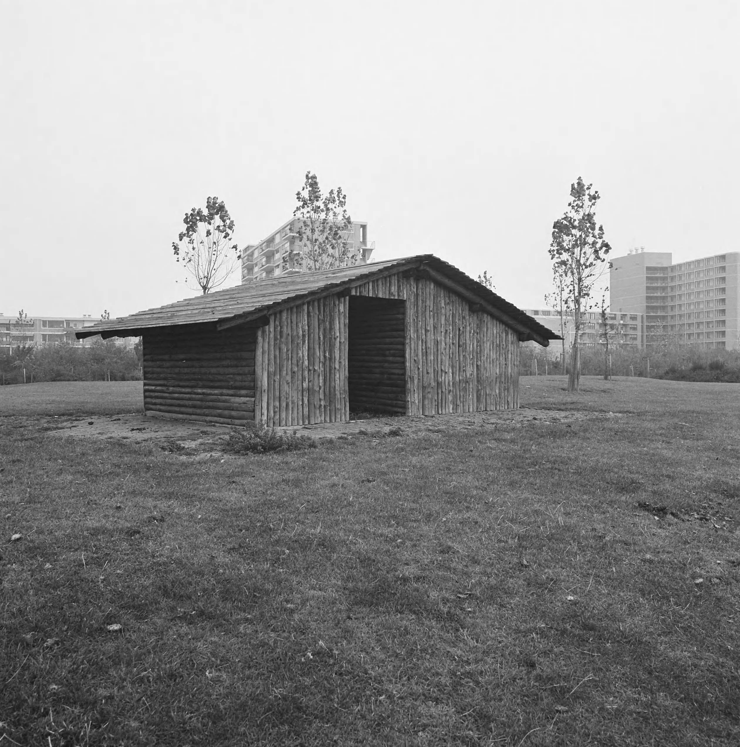 Fotocollectie Nederlandse Heidemaatschappij — Zoetermeer. Speelwerktuigen rond flats — Foto: Fotograaf Onbekend / Heidemij. Licentie: Set B: Rechtenvrij / Publiek Domein. Bron: Nationaal Archief. http://hdl.handle.net/10648/ae834ed6-d0b4-102d-bcf8-003048976d84