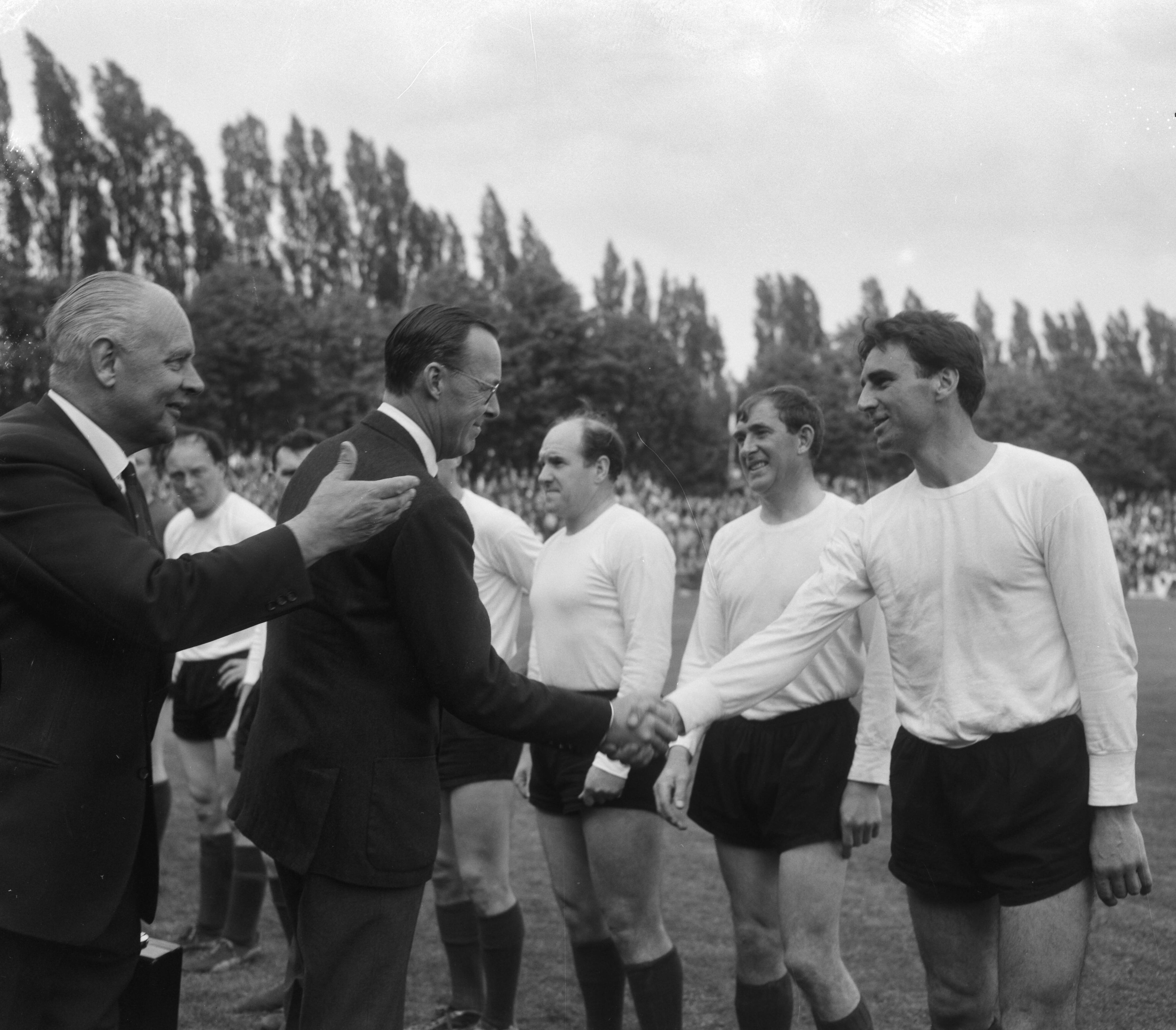 Fotocollectie Anefo — Voetbal. Oud-Internationals Nederland tegen Engeland 6-2, dr. Hans Tetzner stelt de Engelse spelers in de rust aan prins Bernhard voor. De prins schudt de hand van Pat Saward (Aston Villa) — Foto: Bilsen, Joop van / Anefo. Licentie: Set B: Rechtenvrij / Publiek Domein. Bron: Nationaal Archief. http://hdl.handle.net/10648/aaa9ad32-d0b4-102d-bcf8-003048976d84