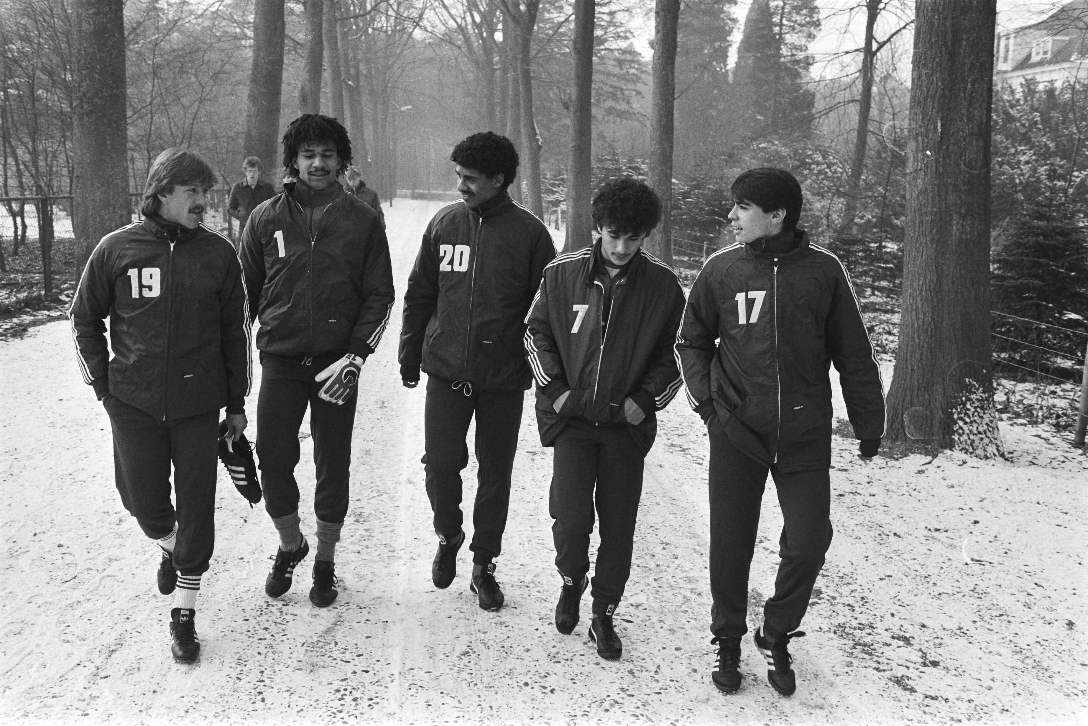 Fotocollectie Anefo — Zeist, training Nederlands elftal in verband met interland tegen Malta; Wijnstekers, Gullit, Rijkaard, Vanenburg en Silooy — Foto: Antonisse, Marcel / Anefo. Licentie: Set B: Rechtenvrij / Publiek Domein. Bron: Nationaal Archief. http://hdl.handle.net/10648/ad322d22-d0b4-102d-bcf8-003048976d84
