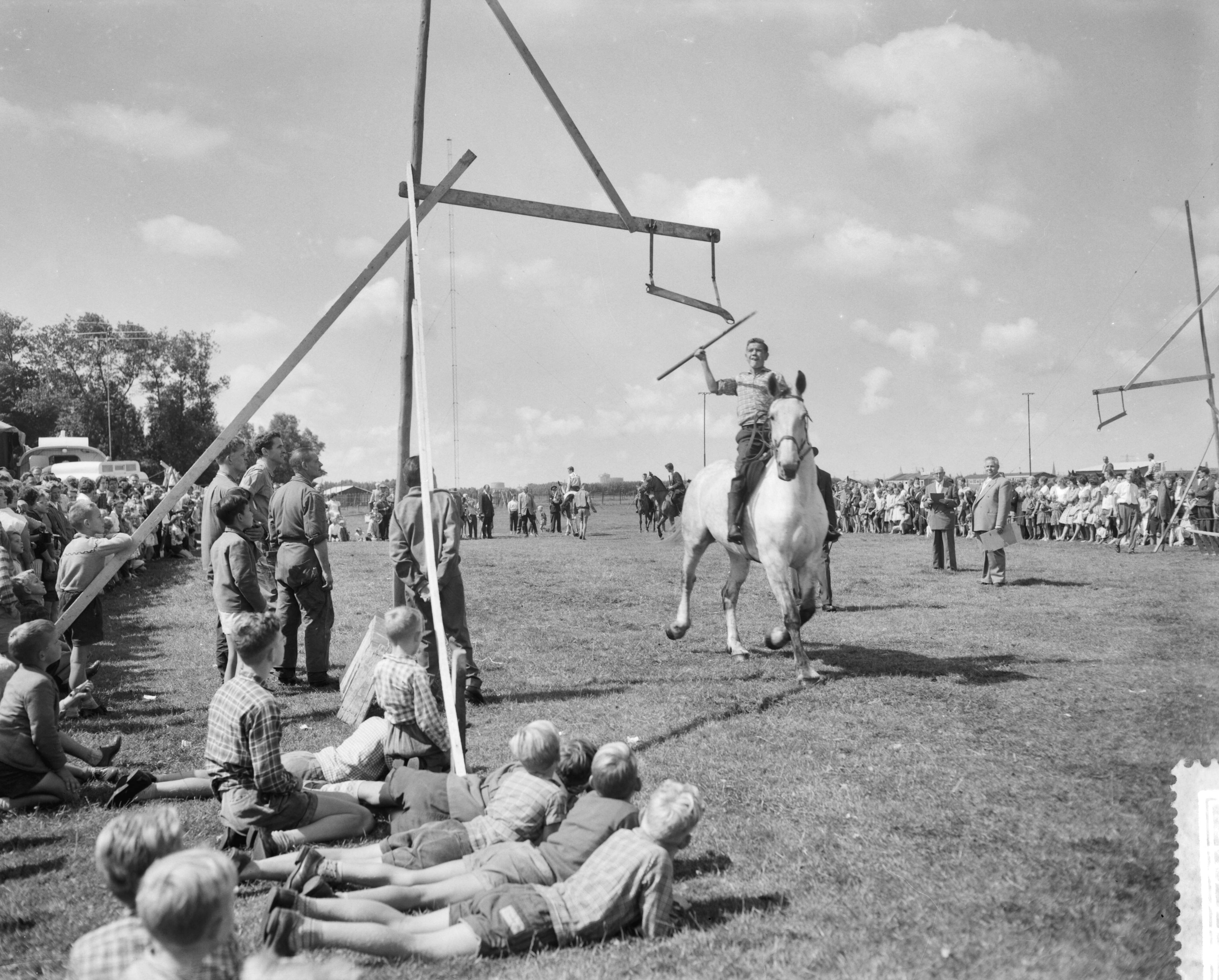 Fotocollectie Anefo — T.g.v. Oranjefeesten worden ringsteekwedstrijden gehouden in Leidschendam — Foto: Bilsen, Joop van / Anefo. Licentie: Set B: Rechtenvrij / Publiek Domein. Bron: Nationaal Archief. http://hdl.handle.net/10648/a99a6378-d0b4-102d-bcf8-003048976d84