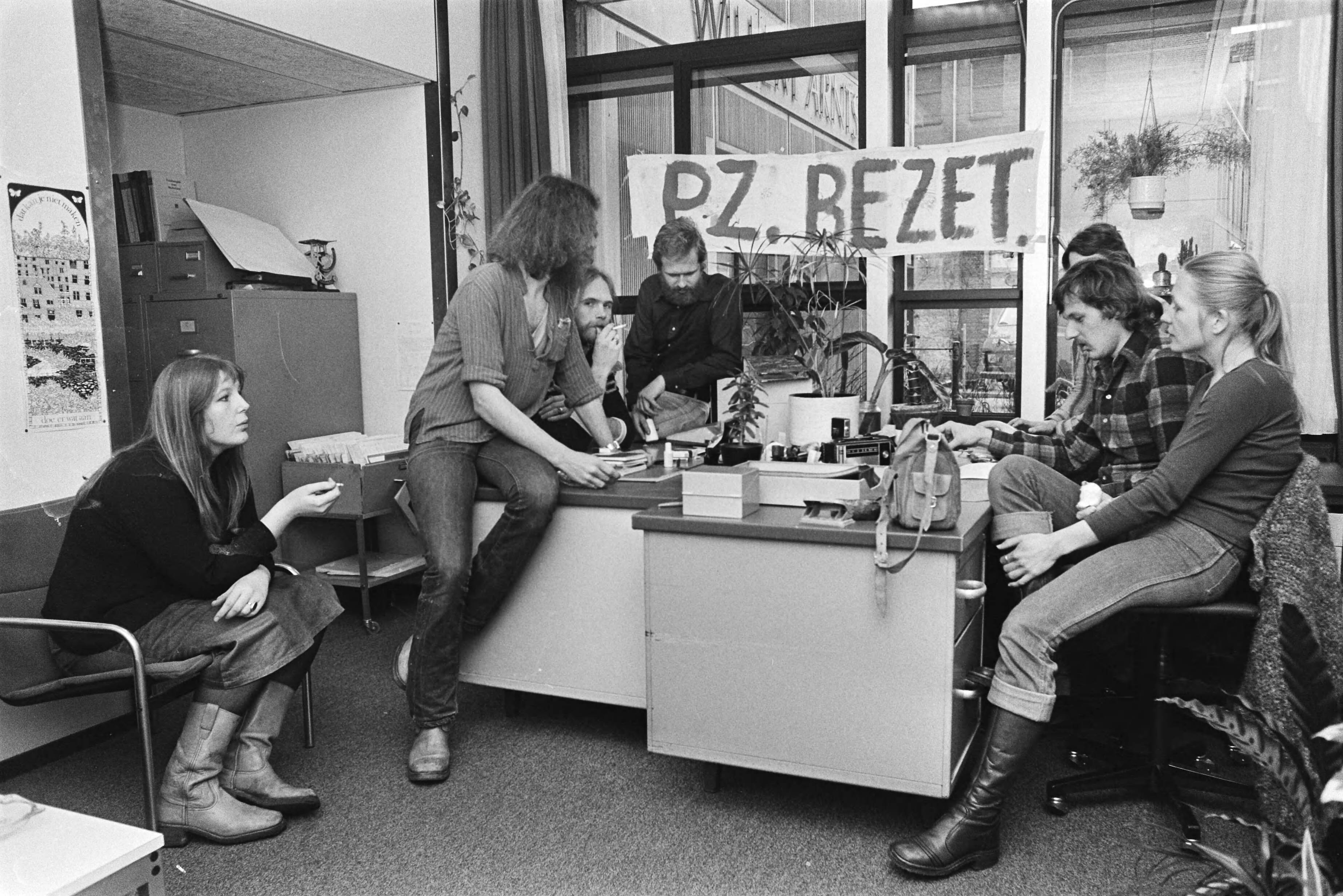 Fotocollectie Anefo — Personeel Willem Arntz Stichting in Utrecht bezet personeelsruimte — Foto: Peters, Hans / Anefo. Licentie: Set B: Rechtenvrij / Publiek Domein. Bron: Nationaal Archief. http://hdl.handle.net/10648/ac9538c8-d0b4-102d-bcf8-003048976d84