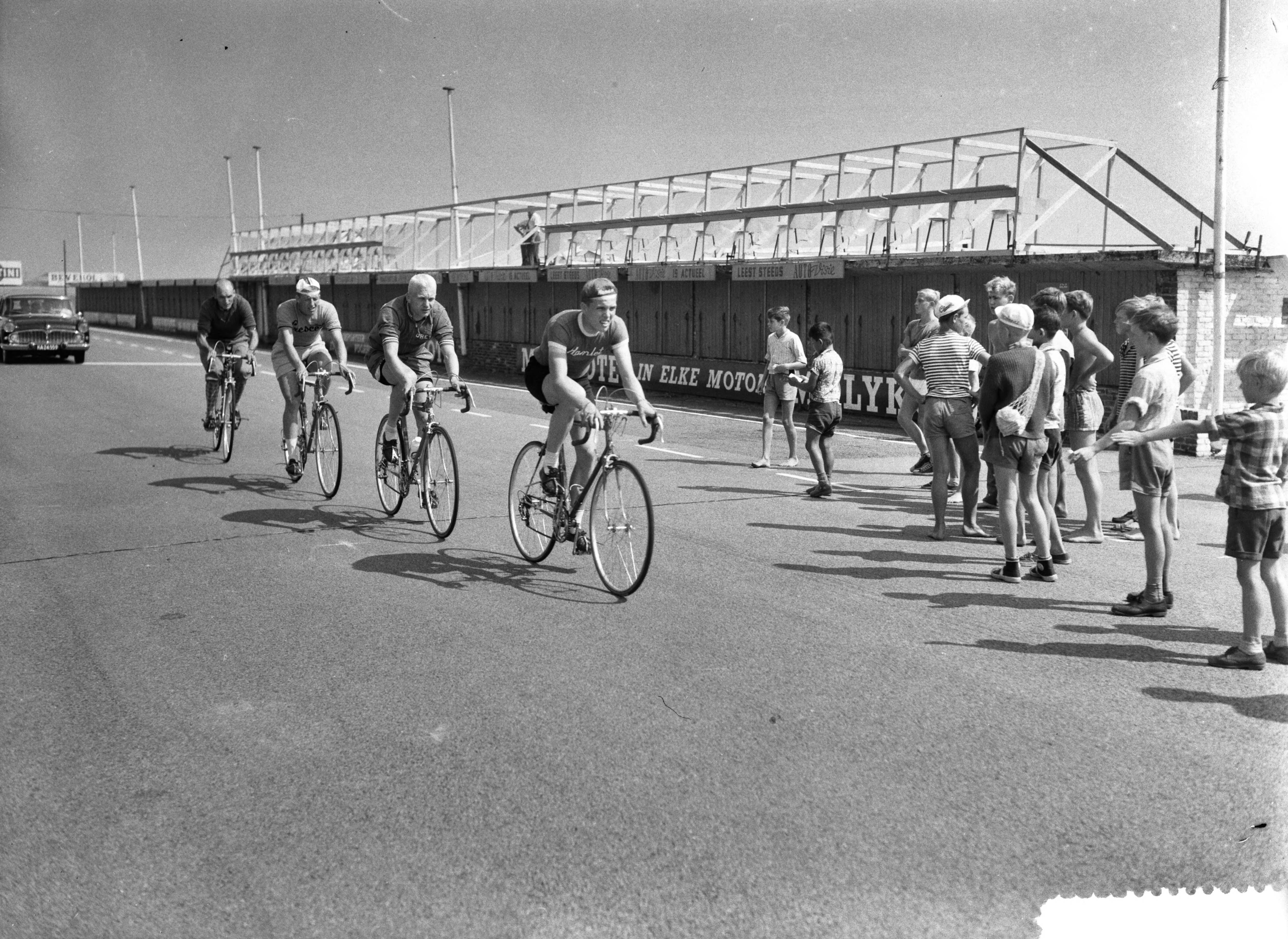 Fotocollectie Anefo — Voorbereiding wereldkampioenschap wielrennen op de weg te Zandvoort. Training van de amateurs. Zweedse renners tijdens de training — Foto: Rossem, Wim van / Anefo. Licentie: Set B: Rechtenvrij / Publiek Domein. Bron: Nationaal Archief. http://hdl.handle.net/10648/a99ad362-d0b4-102d-bcf8-003048976d84