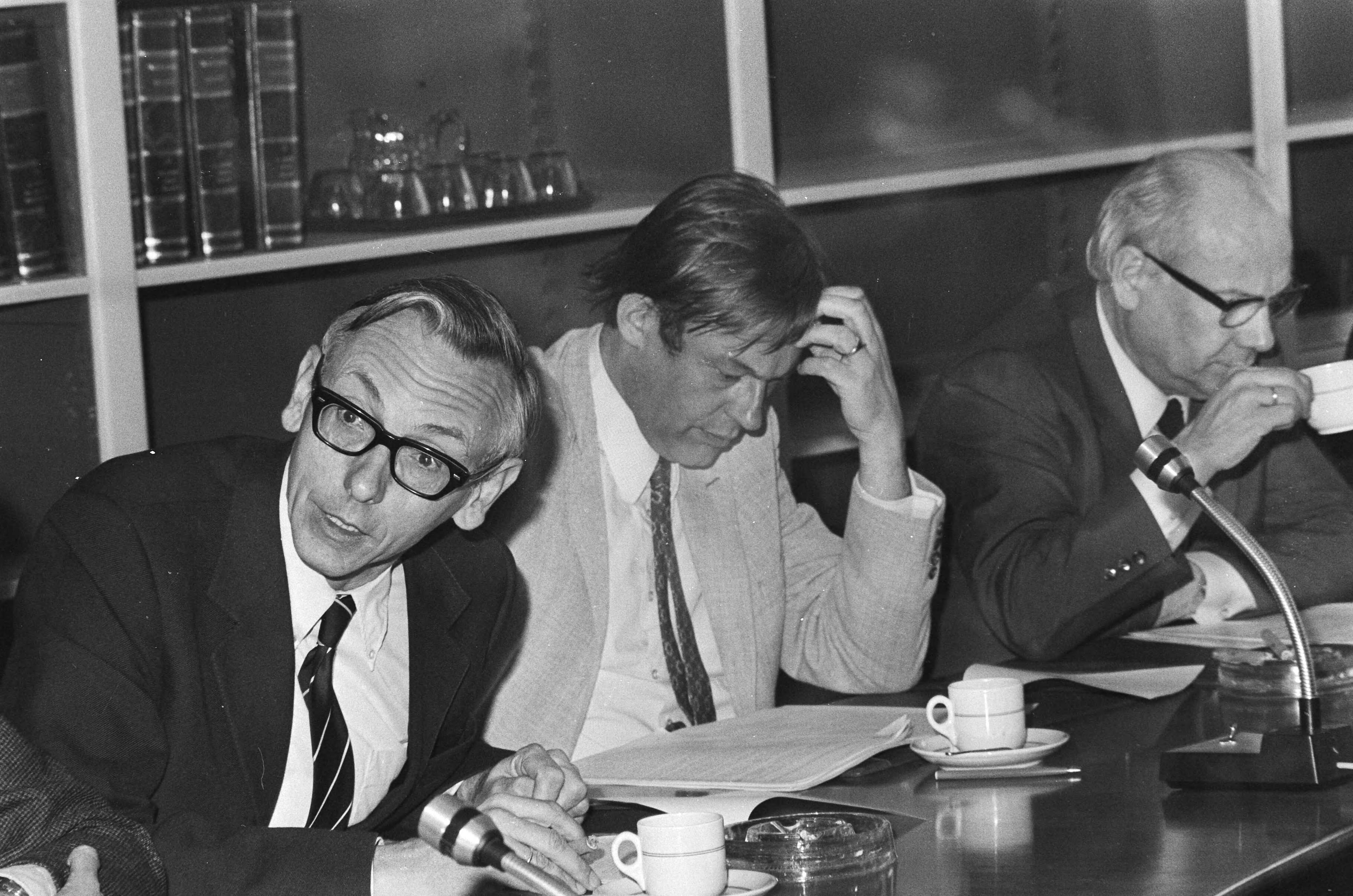 'Schaduwkabinet' van PvdA, D66 en PPR presenteert op een persconferentie in Den Haag een vredesplan — V.l.n.r.: Van der Stoel (PvdA), Van Mierlo (D66), Den Uyl (PvdA) — Foto: Fotograaf Onbekend / Anefo. Licentie: Set B: Rechtenvrij / Publiek Domein. Bron: Nationaal Archief. http://hdl.handle.net/10648/abbce4a0-d0b4-102d-bcf8-003048976d84