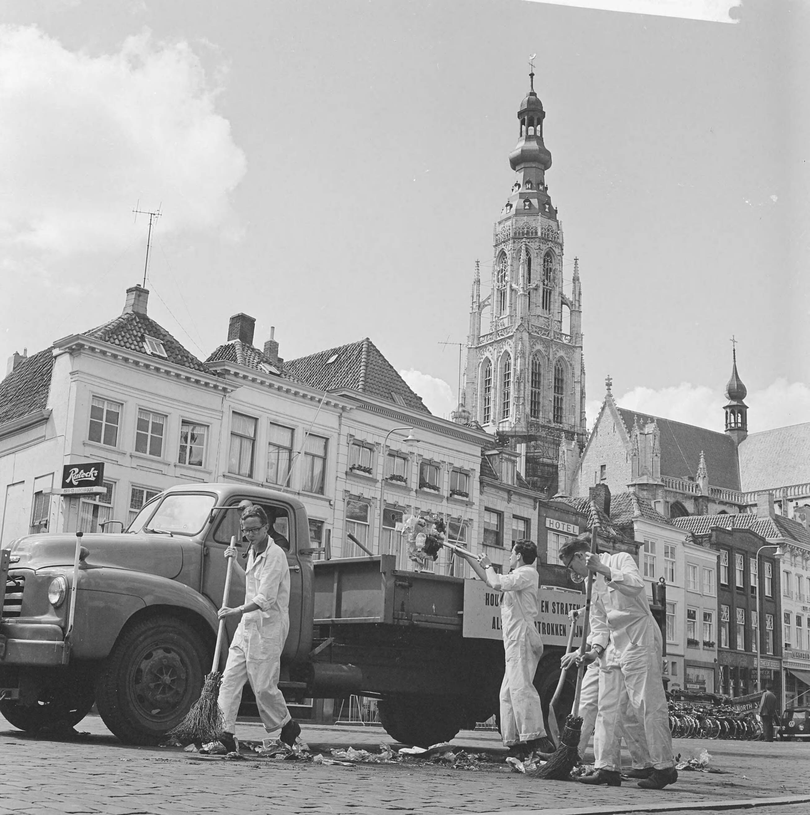 Fotocollectie Anefo — Bredase jeugd als straatveger (vakantiebaantje) — Foto: Koch, Eric / Anefo. Licentie: Set B: Rechtenvrij / Publiek Domein. Bron: Nationaal Archief. http://hdl.handle.net/10648/aa0d1012-d0b4-102d-bcf8-003048976d84