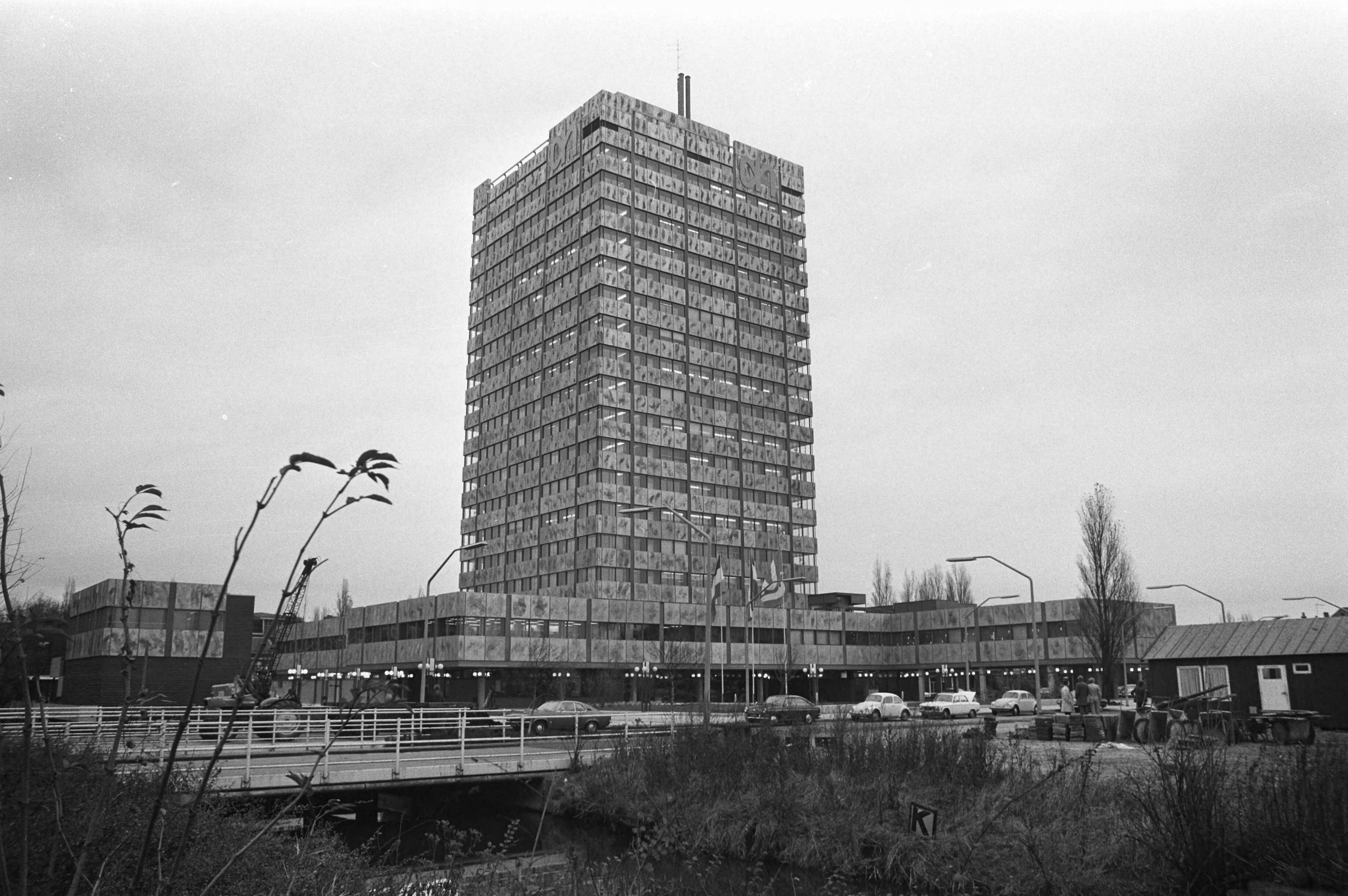 Fotocollectie Anefo — Opening hoofdkantoor Albert Heyn te Zaandam — Foto: Punt, W. / Anefo. Licentie: Set B: Rechtenvrij / Publiek Domein. Bron: Nationaal Archief. http://hdl.handle.net/10648/abd7c022-d0b4-102d-bcf8-003048976d84