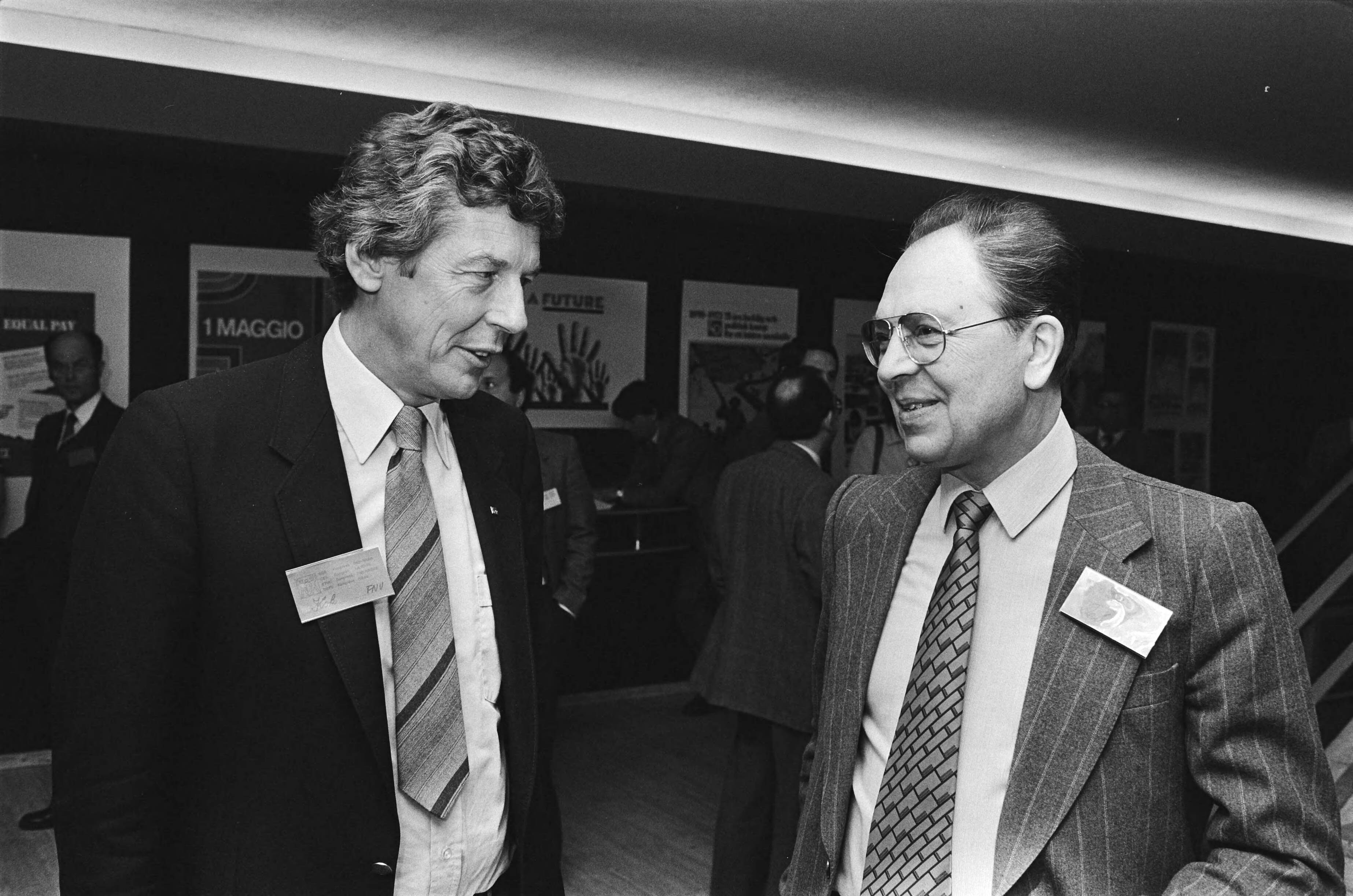 Fotocollectie Anefo — Congres Europees Vakverbond in Den Haag . Wim Kok en zijn opvolger De Bunne (r.) — Foto: Antonisse, Marcel / Anefo. Licentie: Set B: Rechtenvrij / Publiek Domein. Bron: Nationaal Archief. http://hdl.handle.net/10648/ad159f4a-d0b4-102d-bcf8-003048976d84