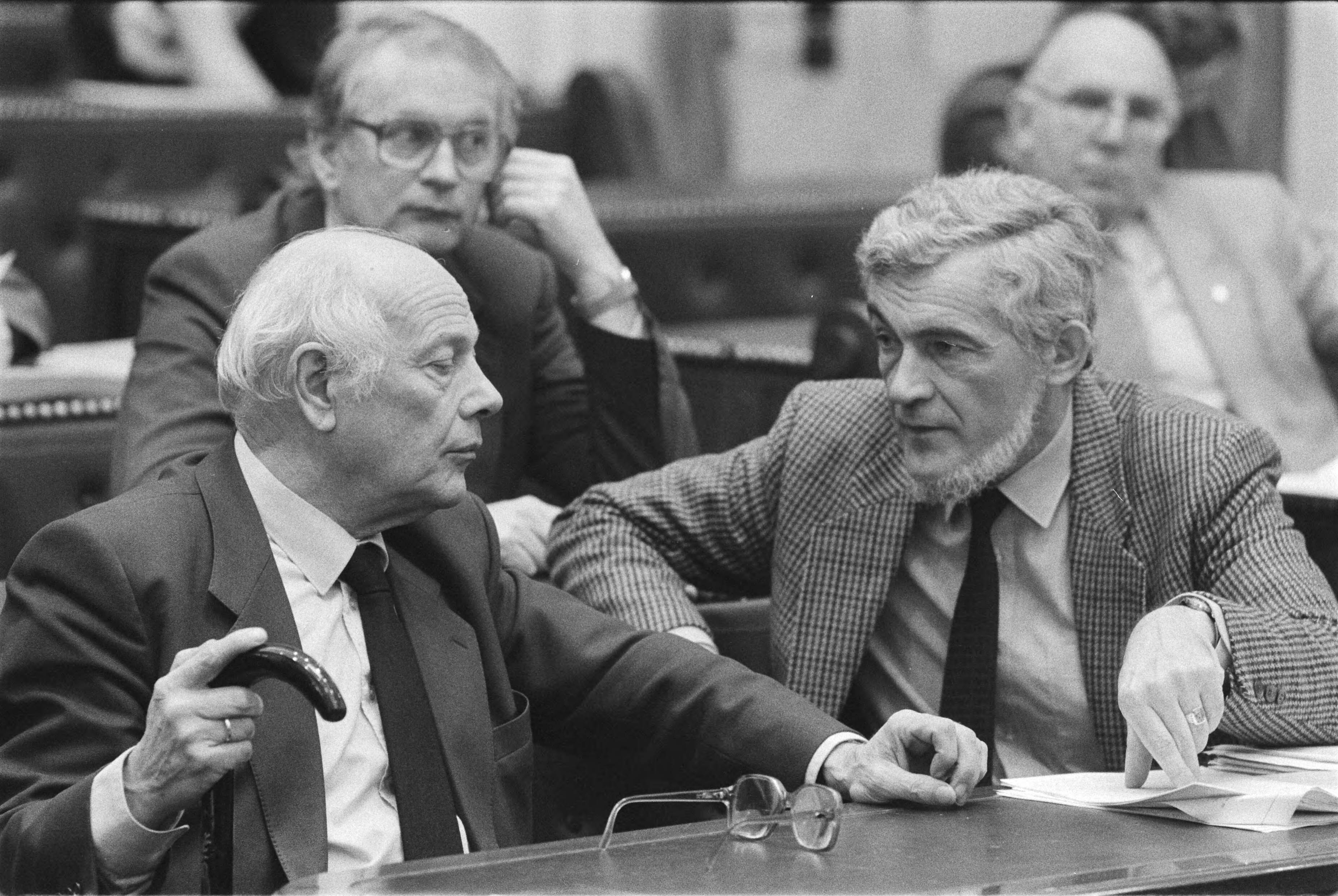 Fotocollectie Anefo — Tweede Kamer: debat overplaatsing PTT naar Groningen; Den Uyl (PvdA) met stok en PvdA woordvoerder Van der Doef (r) — Foto: Croes, Rob C. / Anefo. Licentie: Set B: Rechtenvrij / Publiek Domein. Bron: Nationaal Archief. http://hdl.handle.net/10648/ad373c86-d0b4-102d-bcf8-003048976d84