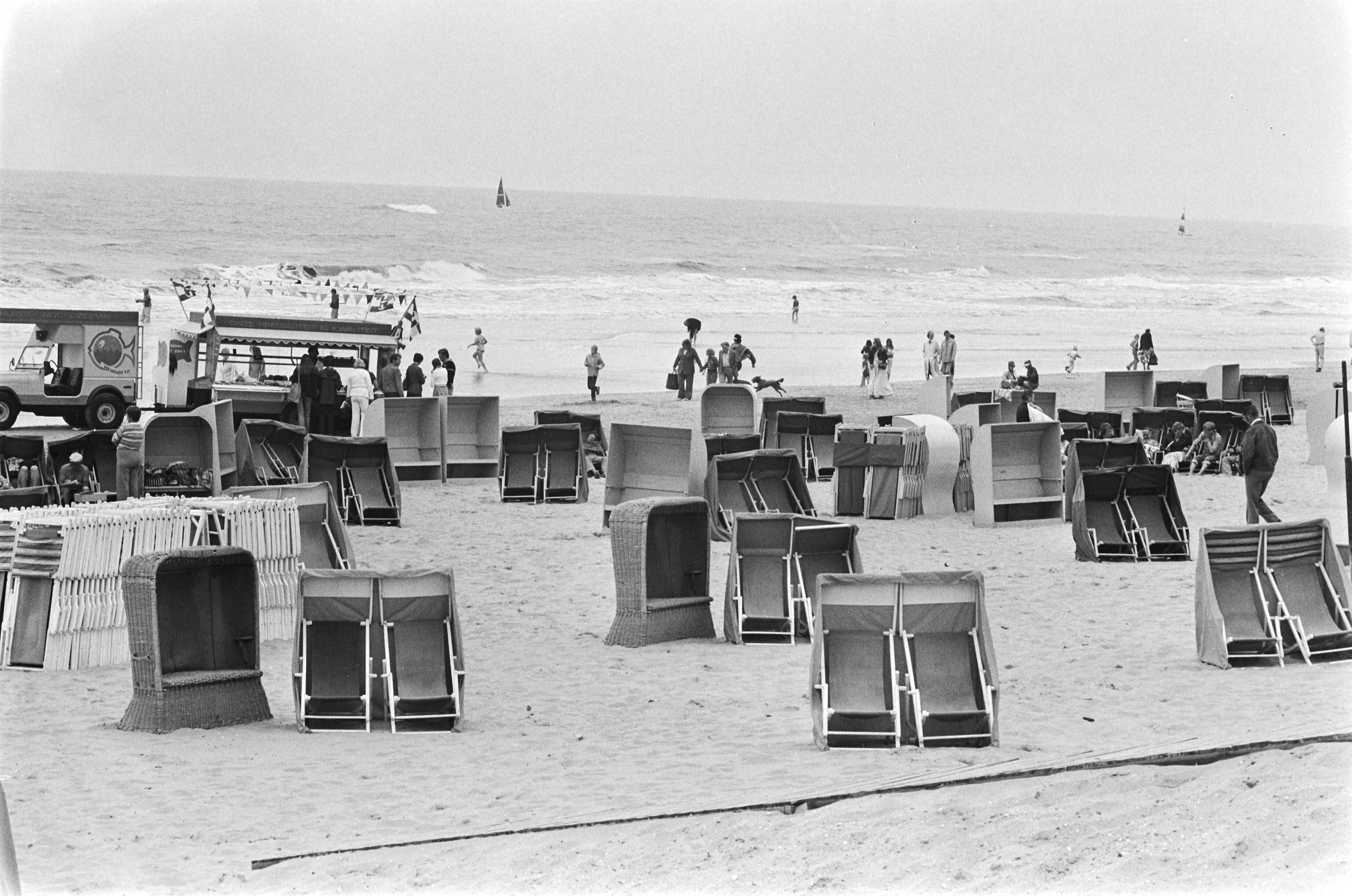 Fotocollectie Anefo — Lege strandstoelen op Zandvoort — Foto: Suyk, Koen / Anefo. Licentie: Set B: Rechtenvrij / Publiek Domein. Bron: Nationaal Archief. http://hdl.handle.net/10648/acb8aec0-d0b4-102d-bcf8-003048976d84
