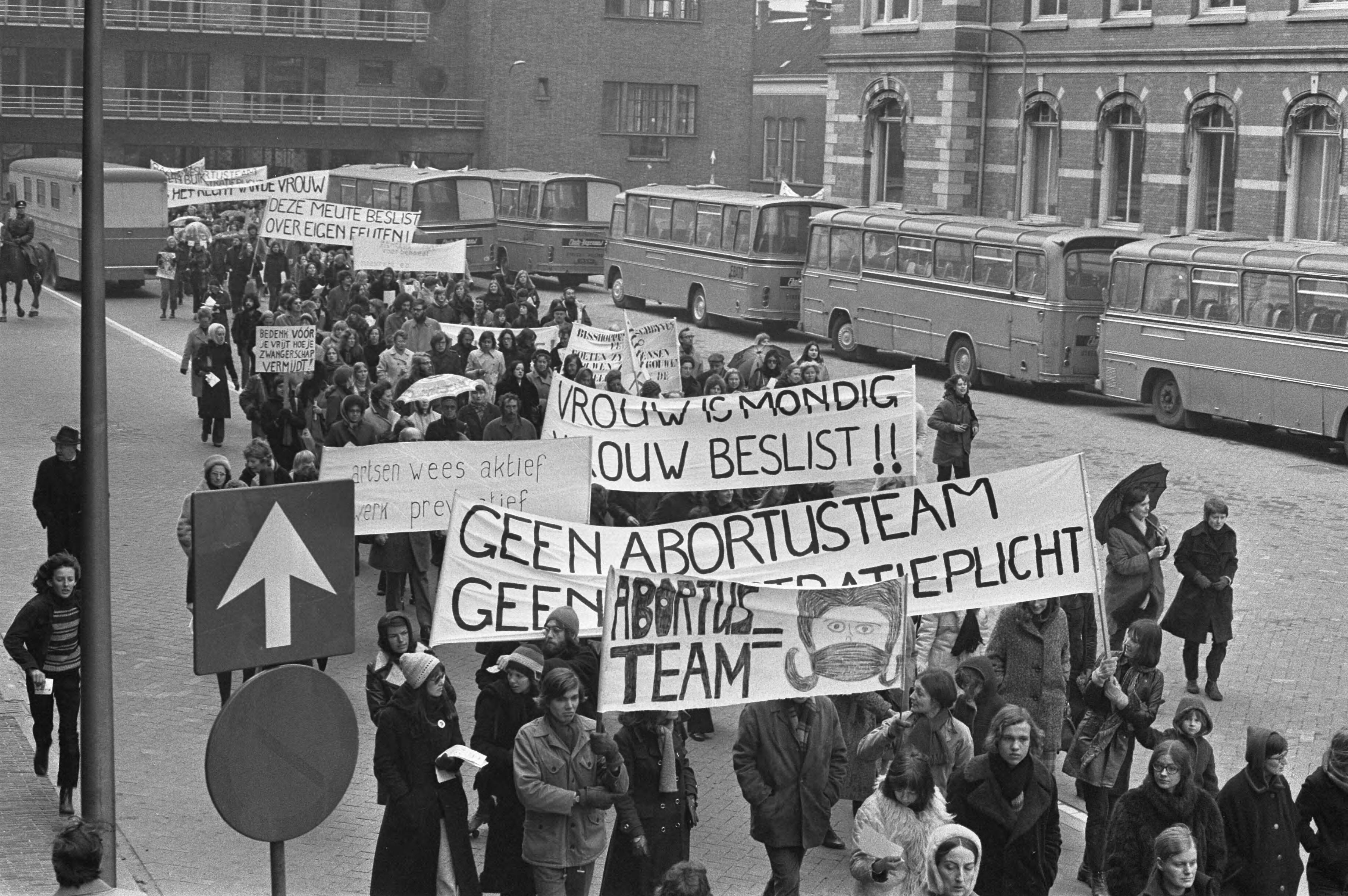 Fotocollectie Anefo — Dolle Minas en progressieve vrouwen protesteren in Utrecht tegen nieuwe Arbortuswet; demonstranten met spandoeken — Foto: Mieremet, Rob / Anefo. Licentie: Set B: Rechtenvrij / Publiek Domein. Bron: Nationaal Archief. http://hdl.handle.net/10648/abe172e8-d0b4-102d-bcf8-003048976d84