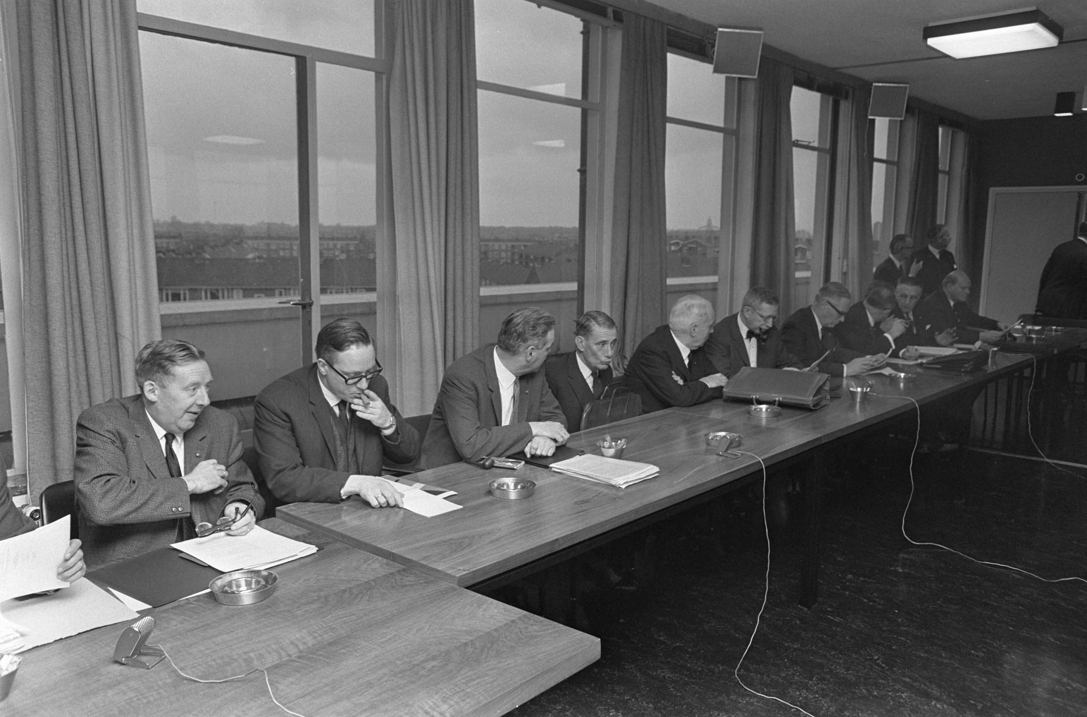 Fotocollectie Anefo — Loonoverleg in Den Haag, overzicht zijde werkgevers — Foto: Kroon, Ron / Anefo. Licentie: Set B: Rechtenvrij / Publiek Domein. Bron: Nationaal Archief. http://hdl.handle.net/10648/ab07d498-d0b4-102d-bcf8-003048976d84