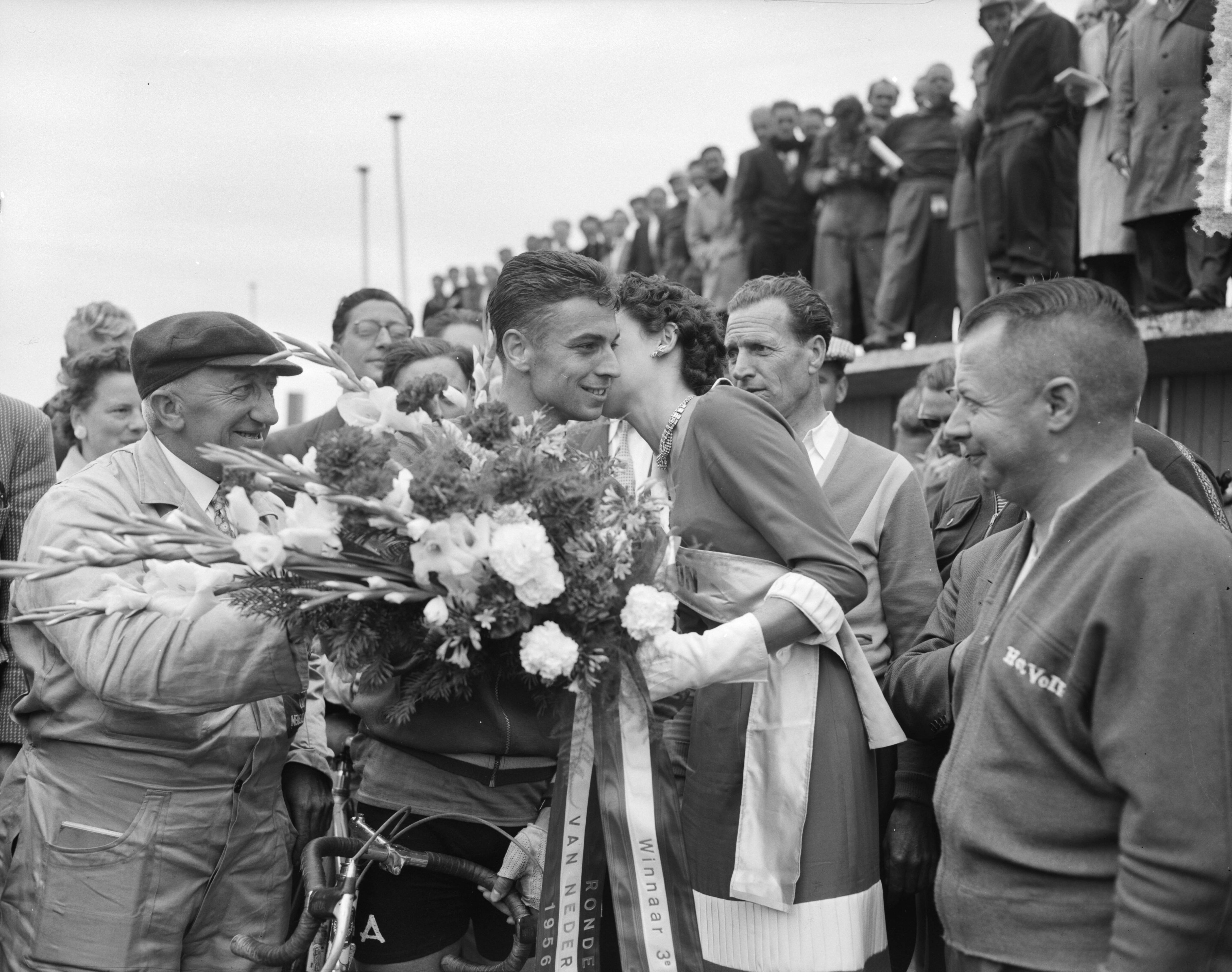 Fotocollectie Anefo — Ronde van Nederland. 3e etappe Leeuwarden-Zandvoort. Rick Van Looy winnaar derde etappe. Kus van Rondemiss bij de finish op het circuit van Zandvoort — Foto: Bilsen, Joop van / Anefo. Licentie: Set B: Rechtenvrij / Publiek Domein. Bron: Nationaal Archief. http://hdl.handle.net/10648/a94d083a-d0b4-102d-bcf8-003048976d84