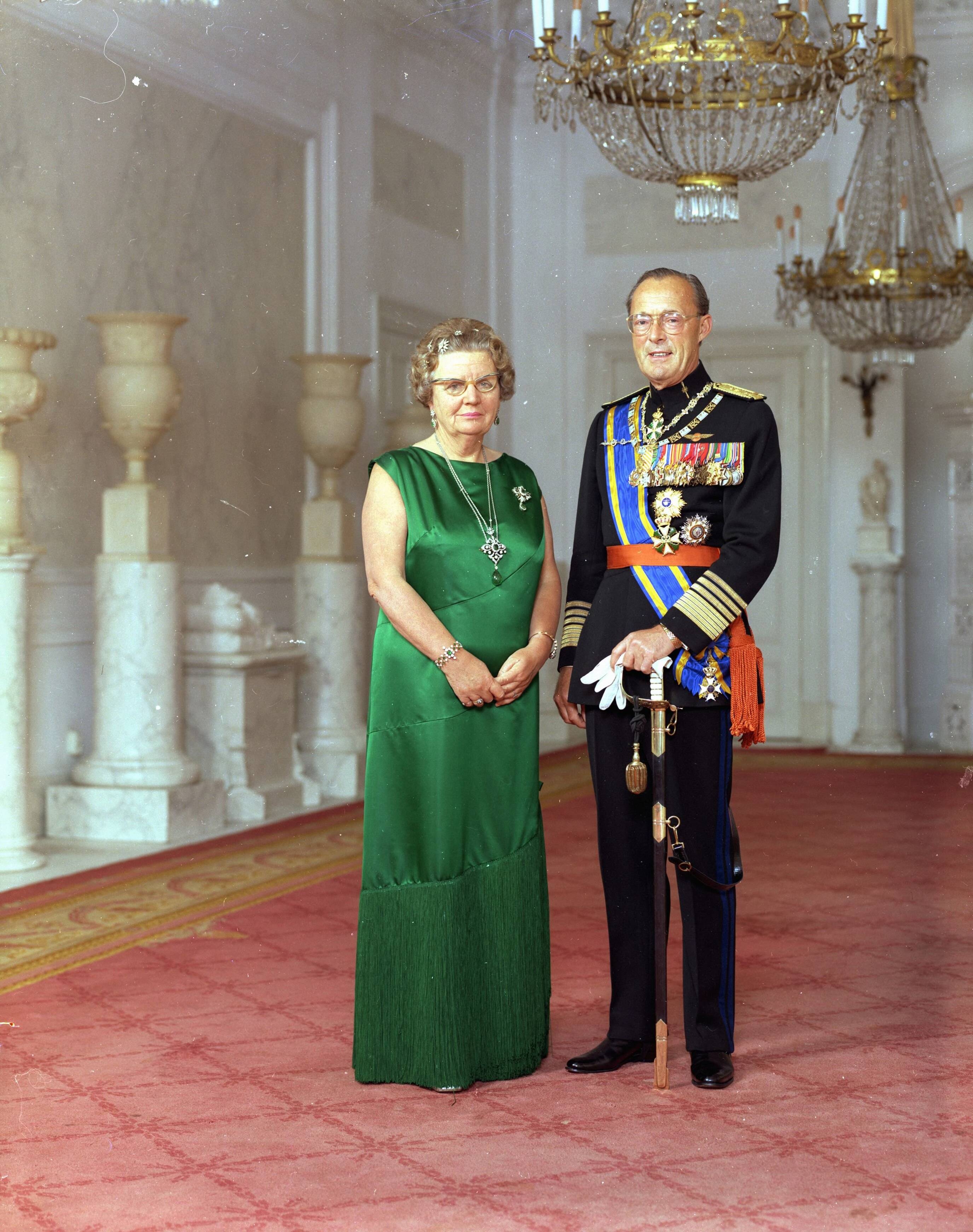 Fotocollectie RVD / Koninklijk Huis — Koningin Juliana en prins Bernhard, staande in paleis Soestdijk, 1971 — Foto: Koot, Max / RVD. Licentie: Set B: Rechtenvrij / Publiek Domein. Bron: Nationaal Archief. http://hdl.handle.net/10648/afb478ac-d0b4-102d-bcf8-003048976d84
