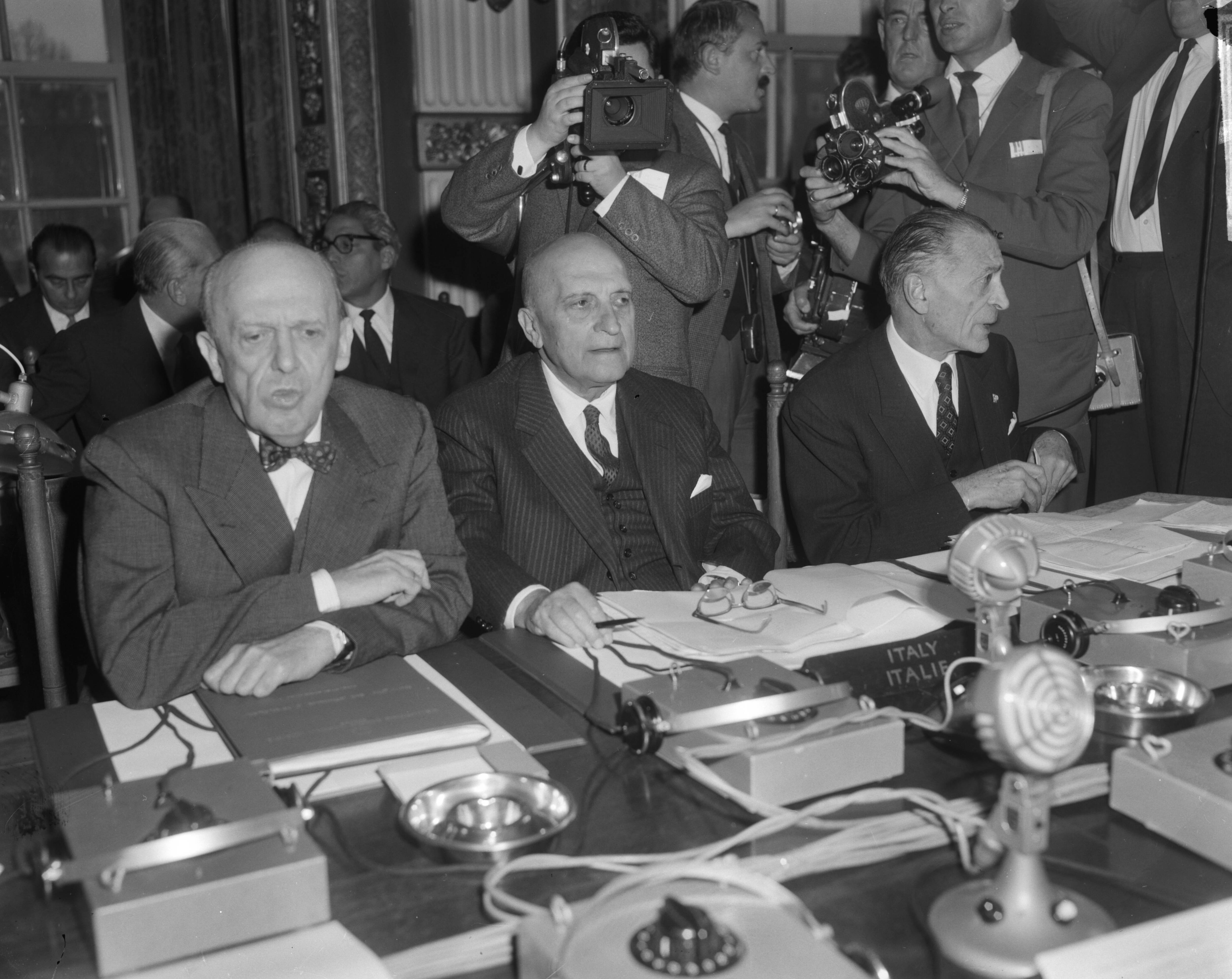Fotocollectie Anefo — Ministersconferentie van de West Europese Unie in Den Haag. Piccioni (Italië) — Foto: Bilsen, Joop van / Anefo. Licentie: Set B: Rechtenvrij / Publiek Domein. Bron: Nationaal Archief. http://hdl.handle.net/10648/aa4b41b6-d0b4-102d-bcf8-003048976d84