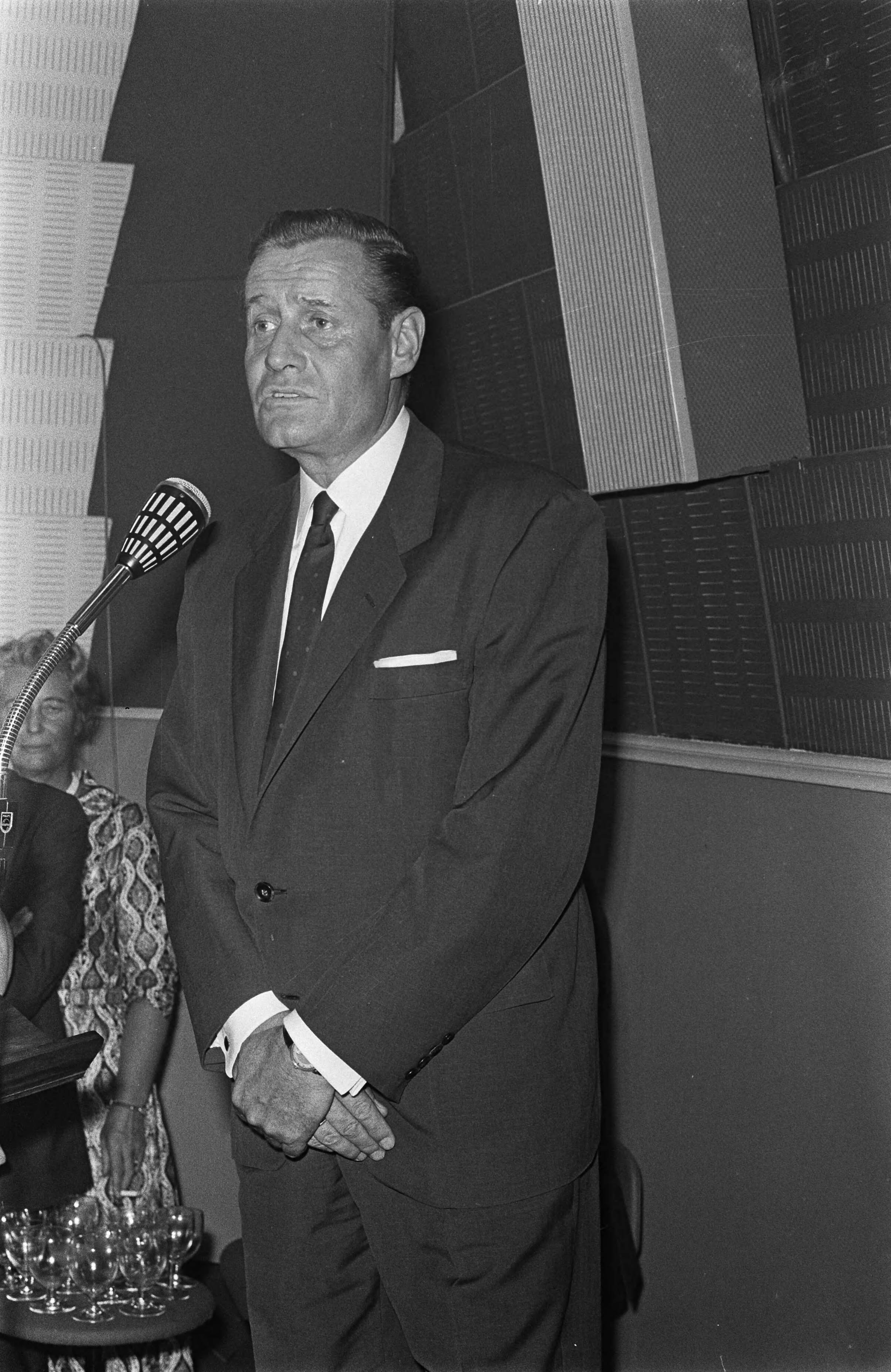 Fotocollectie Anefo — Nieuwe directeur van Phonogram, J.J.M. Haslinghuis — Foto: Gelderen, Hugo van / Anefo. Licentie: Set B: Rechtenvrij / Publiek Domein. Bron: Nationaal Archief. http://hdl.handle.net/10648/aa43c8c8-d0b4-102d-bcf8-003048976d84