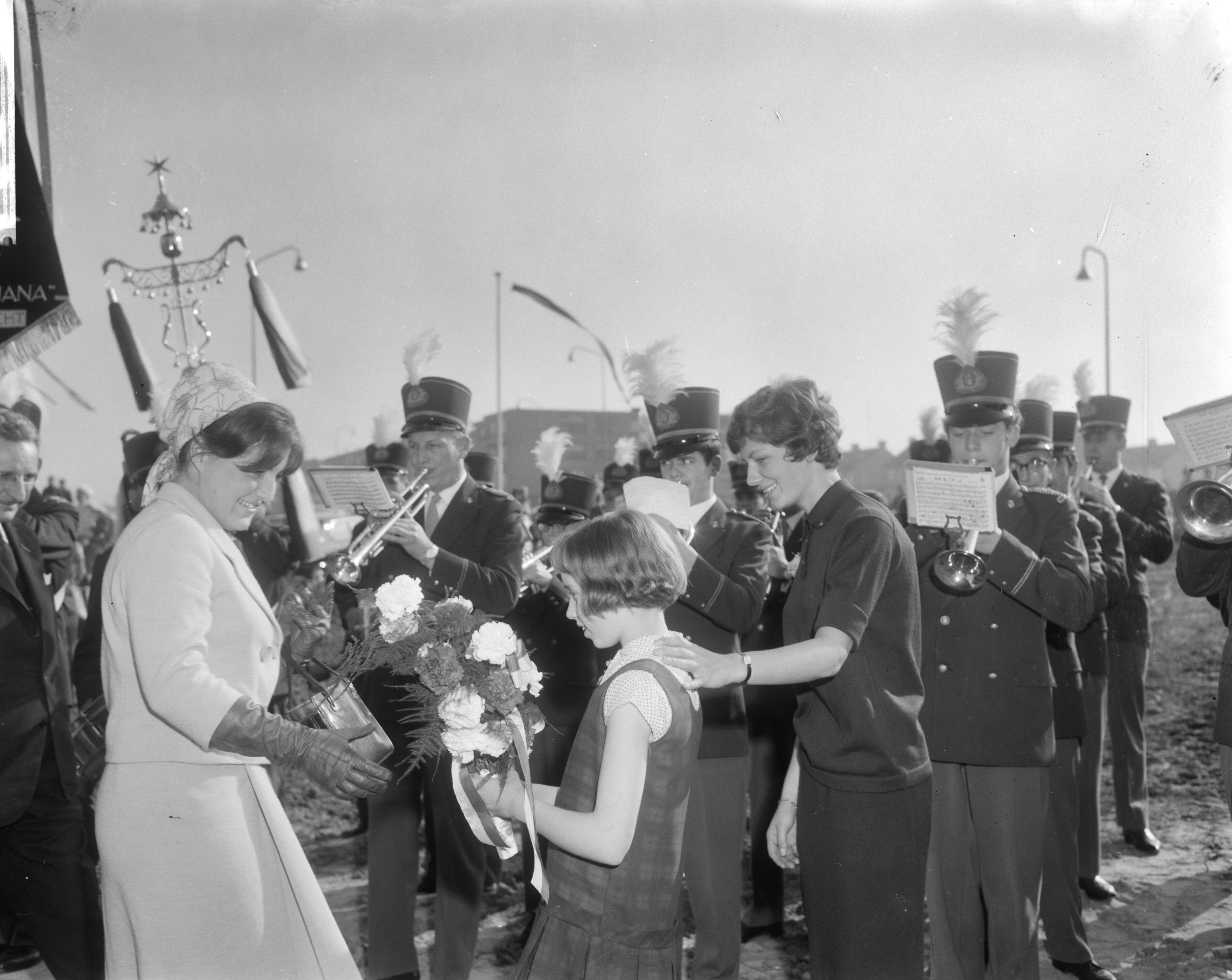 Fotocollectie Anefo — Prinses Margriet heeft in Maastricht de BLO-school Jan Baptist geopend. De prinses krijgt bloemen aangeboden door de 14-jarige Toosje Hilkens. Daarachter de fanfare Juliana van Limmel — Foto: Bilsen, Joop van / Anefo. Licentie: Set B: Rechtenvrij / Publiek Domein. Bron: Nationaal Archief. http://hdl.handle.net/10648/aac431ac-d0b4-102d-bcf8-003048976d84