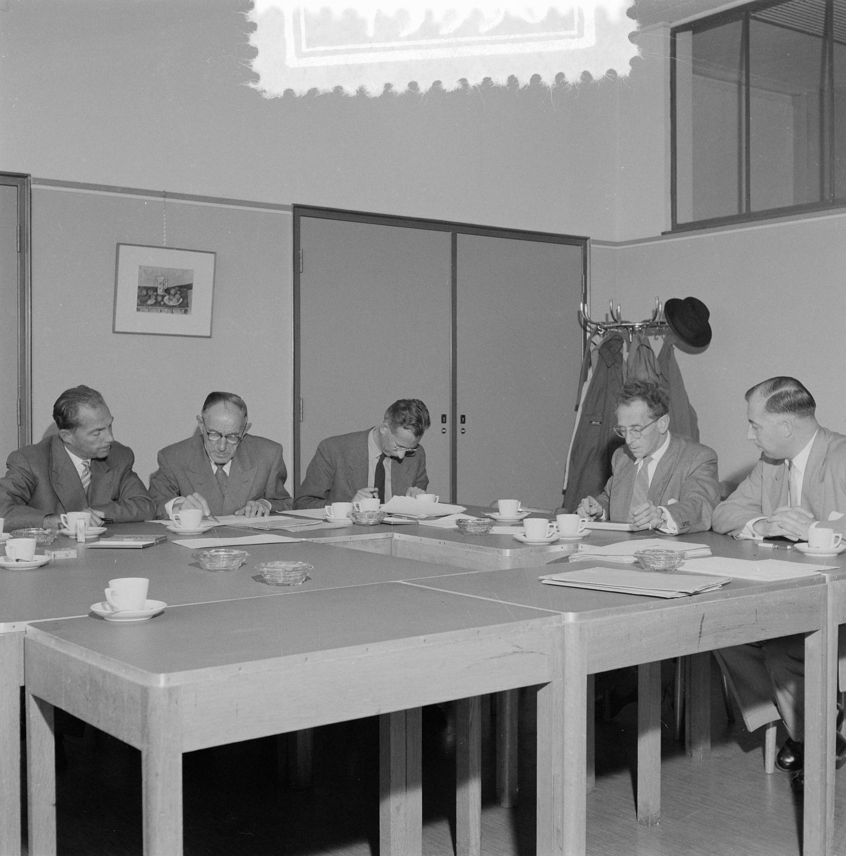 Fotocollectie Anefo — Opdrachten examens Den Haag voor Internationaal Technisch Studiecentrum Amsterdam — Foto: Behrens, Herbert F. / Anefo. Licentie: Set B: Rechtenvrij / Publiek Domein. Bron: Nationaal Archief. http://hdl.handle.net/10648/a93b2bc4-d0b4-102d-bcf8-003048976d84