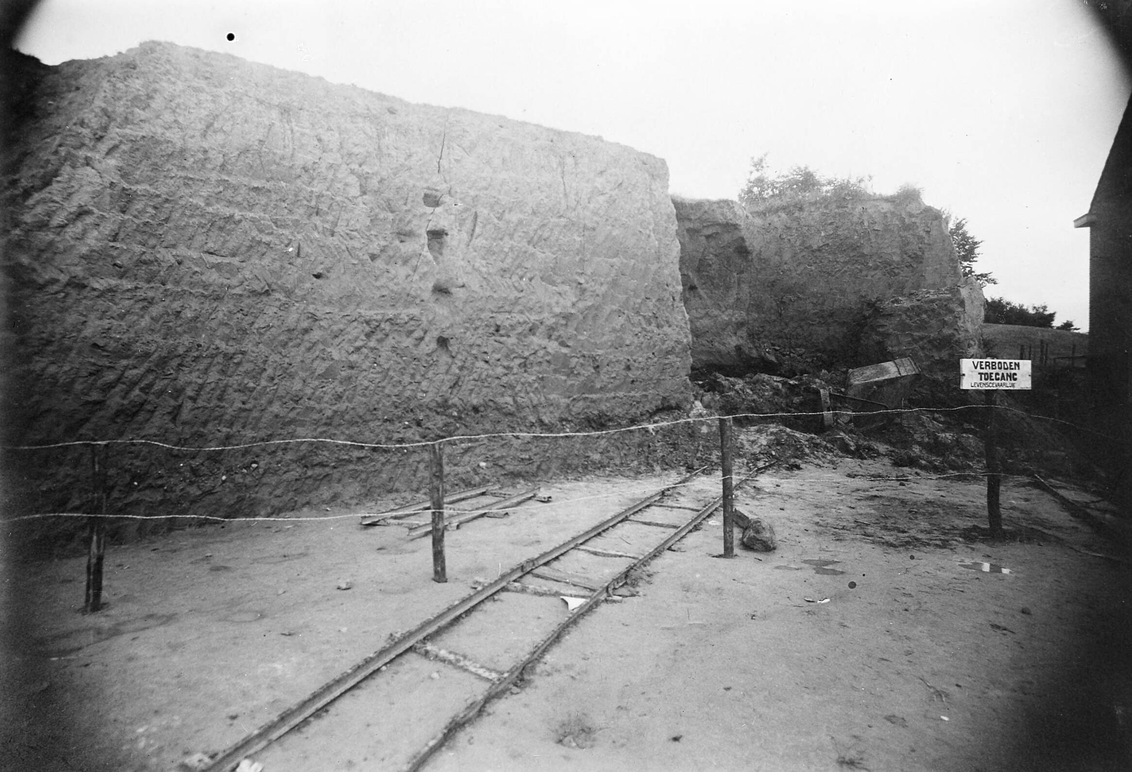 Fotocollectie Arbeidsinspectie — 6.5x9 Inkalving van een 41/2 meter hoge te lood staande leemwand te Eygelshoven — Foto: Onbekend / Publiek Domein of Rechtenvrij. Licentie: Set B: Rechtenvrij / Publiek Domein. Bron: Nationaal Archief. http://hdl.handle.net/10648/ad9f774c-d0b4-102d-bcf8-003048976d84