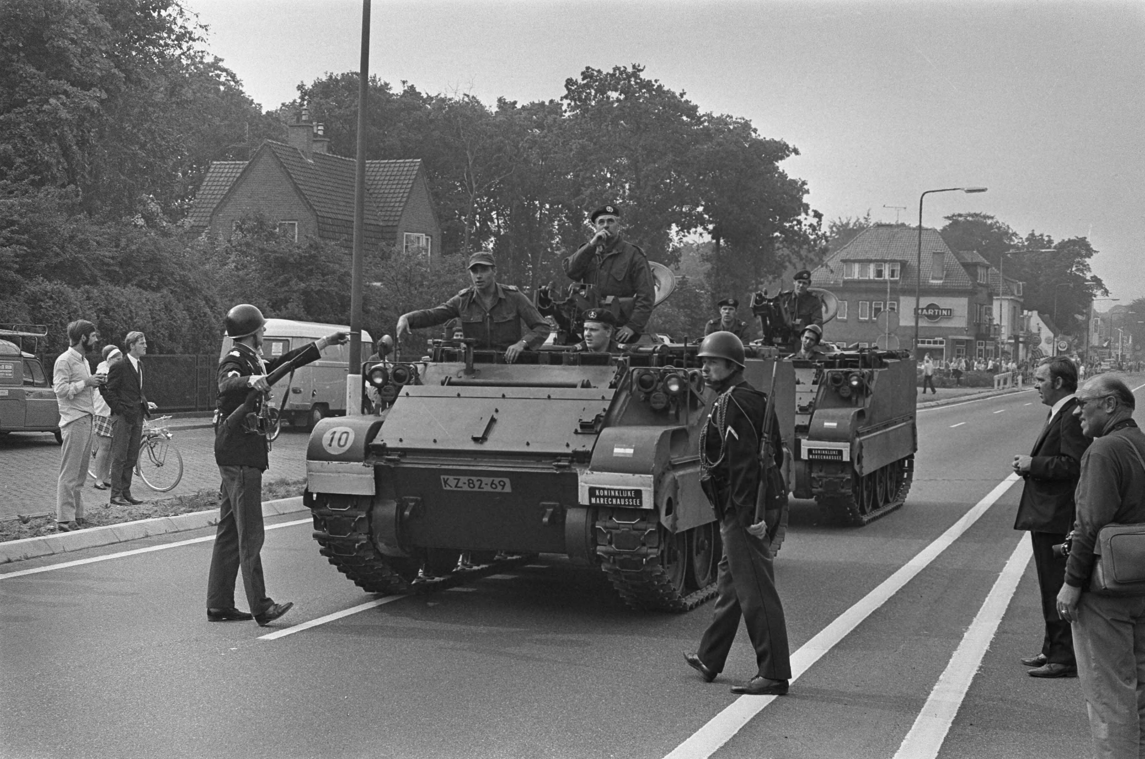 Fotocollectie Anefo — Ambonezen hebben de woning van de Indonesische Ambassadeur in Wassenaar bezet, M113C&V pantserwagens van de marechaussee staan bij de woning paraat — Foto: Evers, Joost / Anefo. Licentie: Set B: Rechtenvrij / Publiek Domein. Bron: Nationaal Archief. http://hdl.handle.net/10648/aba161bc-d0b4-102d-bcf8-003048976d84