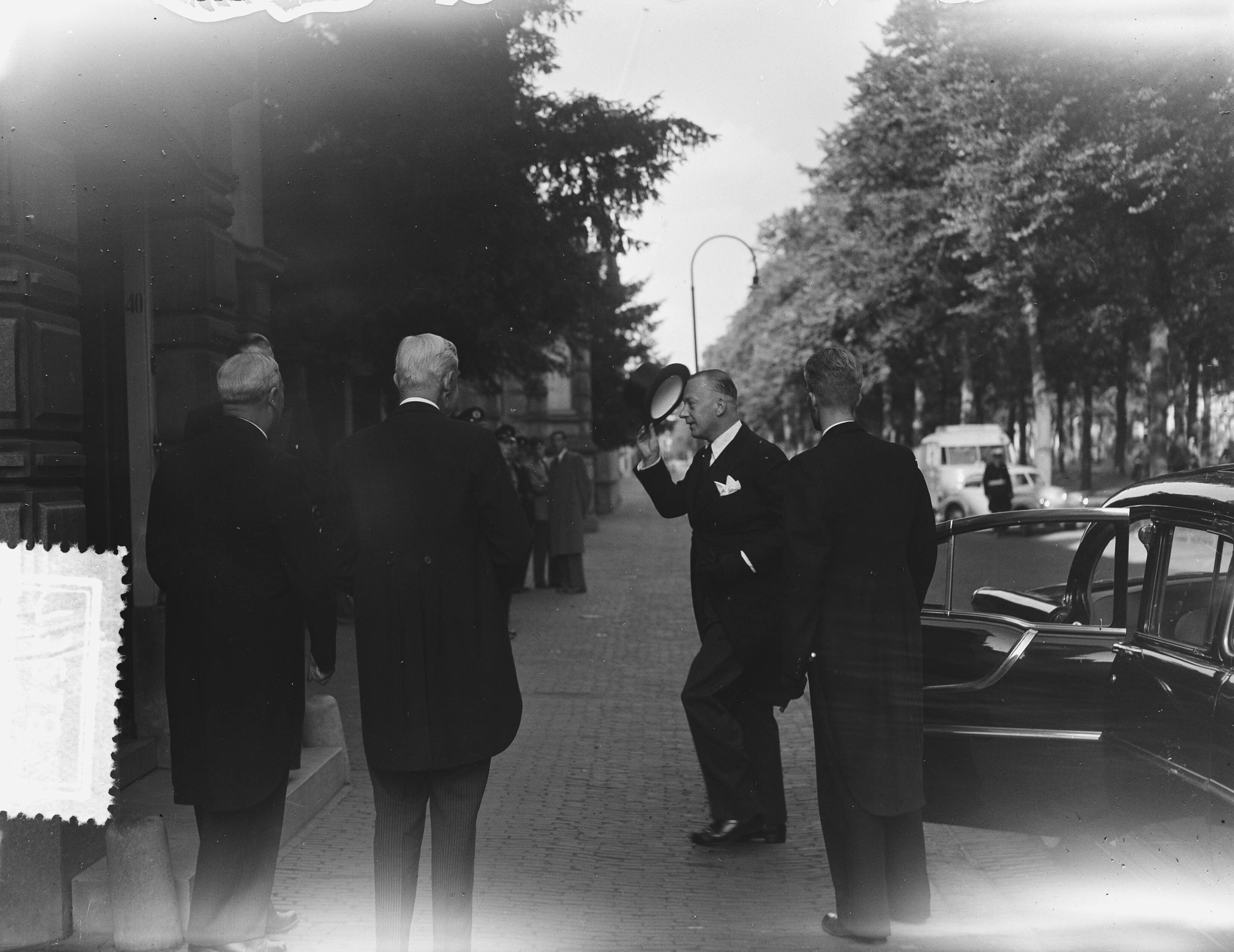 Overlijden kardinaal De Jong — Condoleancebezoeken aan het Bisschoppelijk Paleis te Utrecht waar kardinaal De Jong ligt opgebaaard — Foto: Bilsen, Joop van / Anefo. Licentie: Set B: Rechtenvrij / Publiek Domein. Bron: Nationaal Archief. http://hdl.handle.net/10648/a93ad57a-d0b4-102d-bcf8-003048976d84