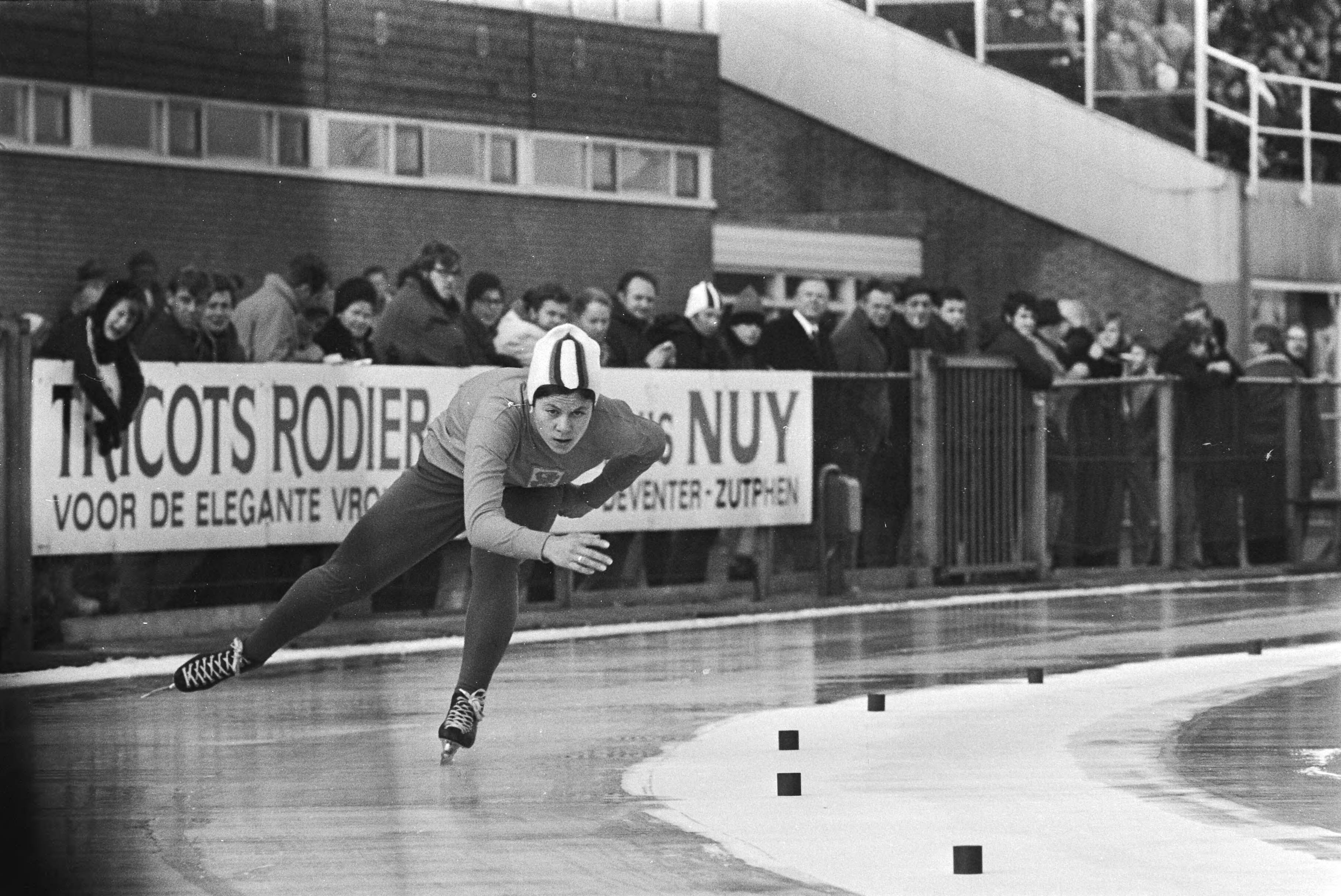 Fotocollectie Anefo — IJsselcupwedstrijden schaatsen, Deventer — Foto: Koch, Eric / Anefo. Licentie: Set B: Rechtenvrij / Publiek Domein. Bron: Nationaal Archief. http://hdl.handle.net/10648/abaab140-d0b4-102d-bcf8-003048976d84