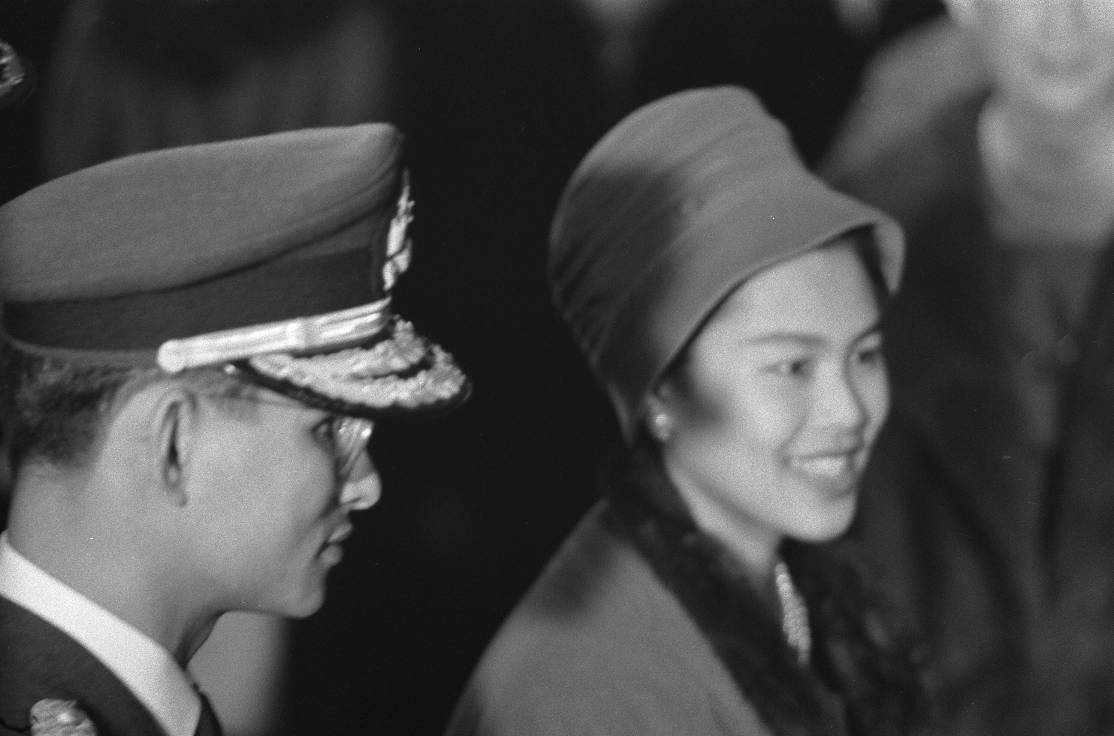 Fotocollectie Anefo — Staatsbezoek koning en koningin van Thailand. Aankomst in Den Haag — Foto: Pot, Harry / Anefo. Licentie: Set B: Rechtenvrij / Publiek Domein. Bron: Nationaal Archief. http://hdl.handle.net/10648/a9bc7e40-d0b4-102d-bcf8-003048976d84