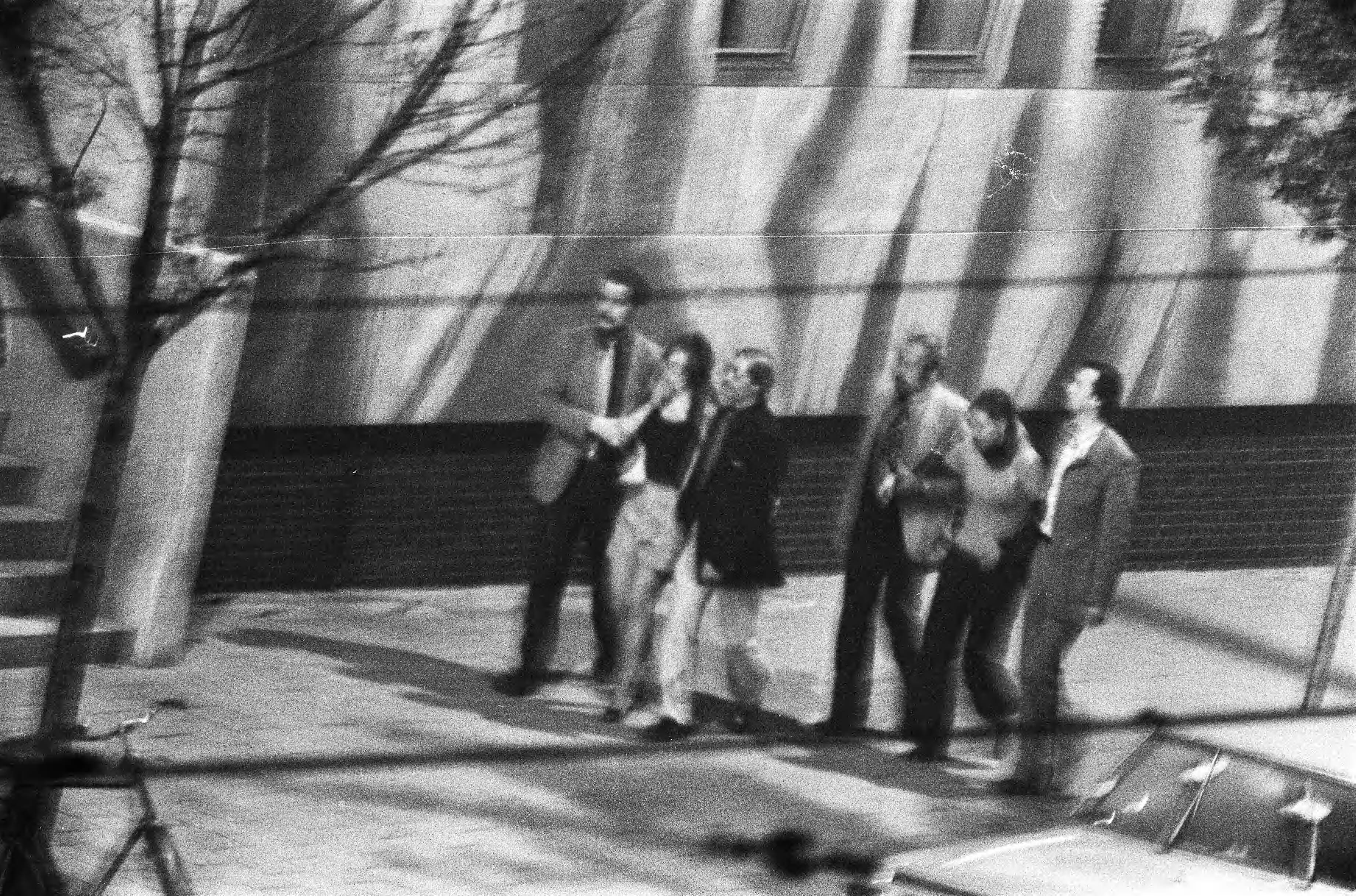 Fotocollectie Anefo — Gijzeling in Den Haag ; vrouwen worden ondersteund door rechercheurs na vrijlating — Foto: Mieremet, Rob / Anefo. Licentie: Set B: Rechtenvrij / Publiek Domein. Bron: Nationaal Archief. http://hdl.handle.net/10648/ac5565e0-d0b4-102d-bcf8-003048976d84