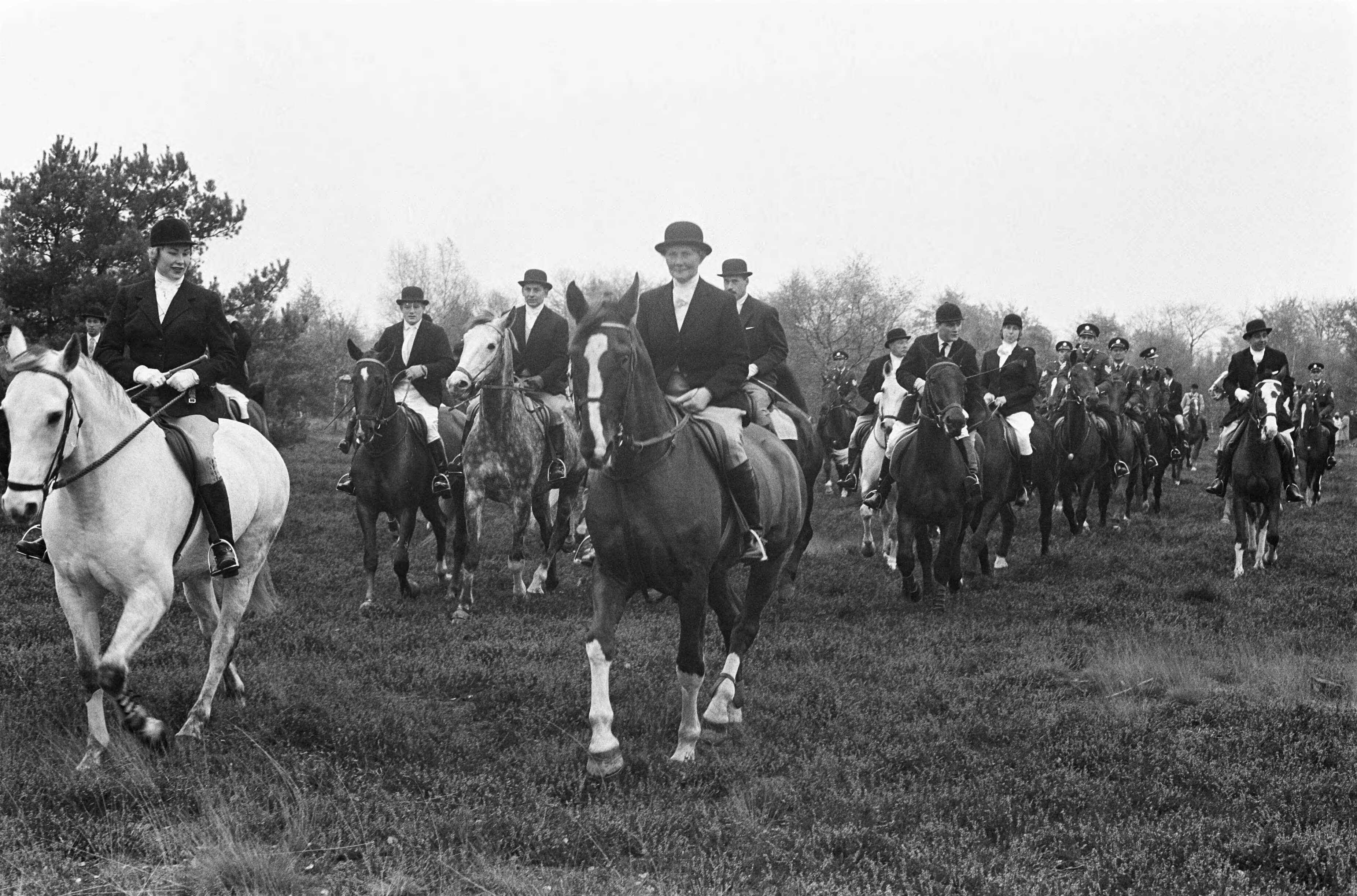 Fotocollectie Anefo — Jaarlijkse jachtrit gehouden tussen Hilversum en Laren, bij het vertrek — Foto: Gelderen, Hugo van / Anefo. Licentie: Set B: Rechtenvrij / Publiek Domein. Bron: Nationaal Archief. http://hdl.handle.net/10648/aa1eaa70-d0b4-102d-bcf8-003048976d84
