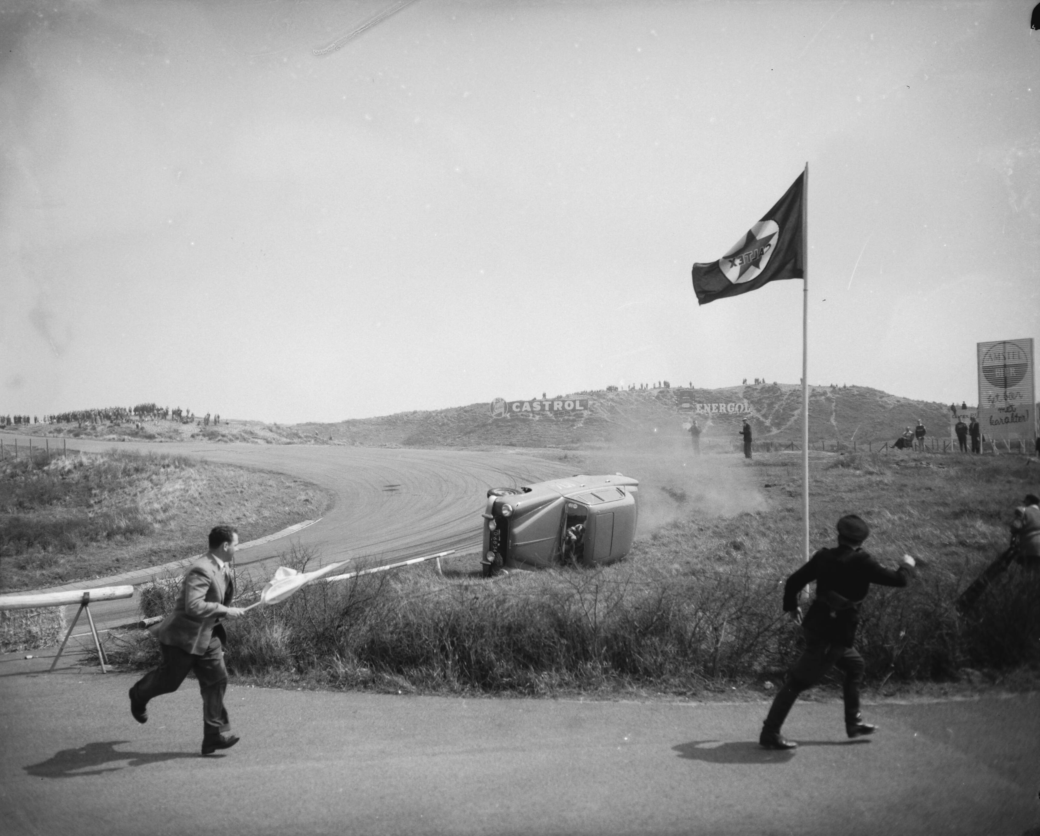 Tulpenrallye 1958 — Snelheidsproeven van de tiende internationale Tulpenrallye op het circuit van Zandvoort. Ir. W. Visser slaat over de kop — Foto: Bilsen, Joop van / Anefo. Licentie: Set B: Rechtenvrij / Publiek Domein. Bron: Nationaal Archief. http://hdl.handle.net/10648/a97afcd6-d0b4-102d-bcf8-003048976d84