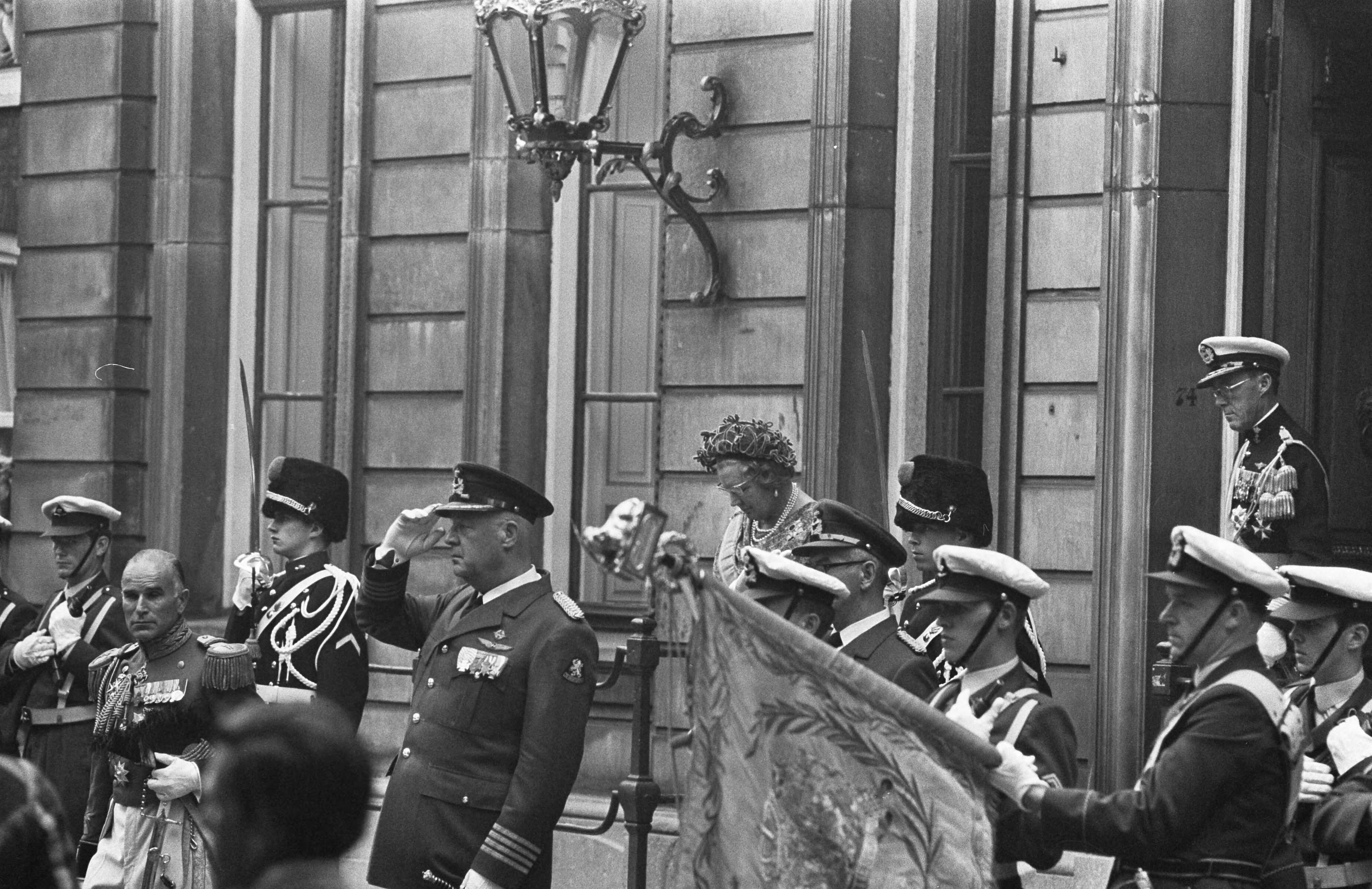 Fotocollectie Anefo — Prinsjesdag: Koninklijke familie op weg naar Paleis Lange Voorhout , Den Haag — Foto: Fotograaf Onbekend / Anefo. Licentie: Set B: Rechtenvrij / Publiek Domein. Bron: Nationaal Archief. http://hdl.handle.net/10648/ab7a09dc-d0b4-102d-bcf8-003048976d84