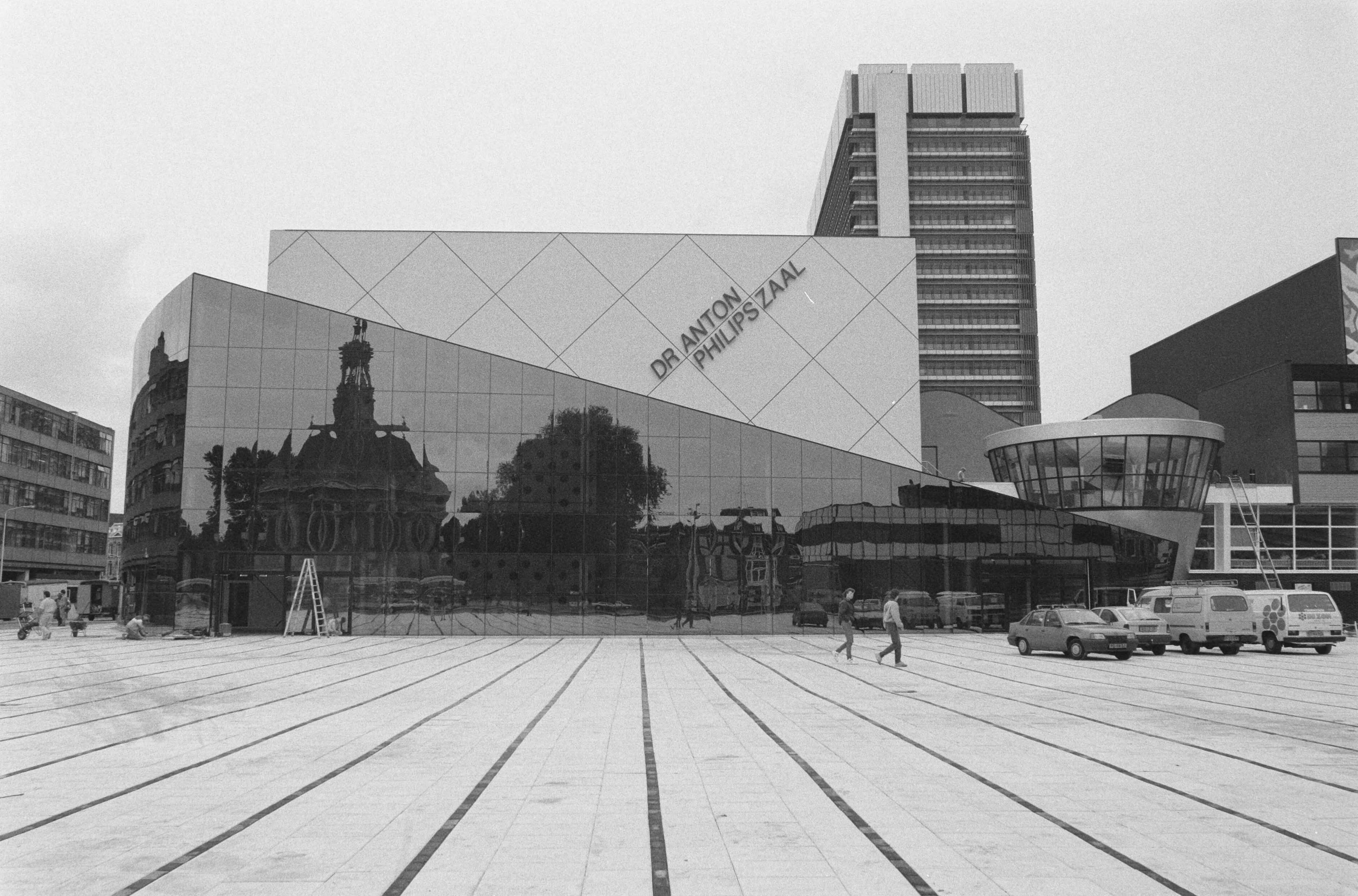 Fotocollectie Anefo — Exterieur Muziektheater in Den Haag — Foto: Croes, Rob C. / Anefo. Licentie: Set B: Rechtenvrij / Publiek Domein. Bron: Nationaal Archief. http://hdl.handle.net/10648/ad63d0ac-d0b4-102d-bcf8-003048976d84