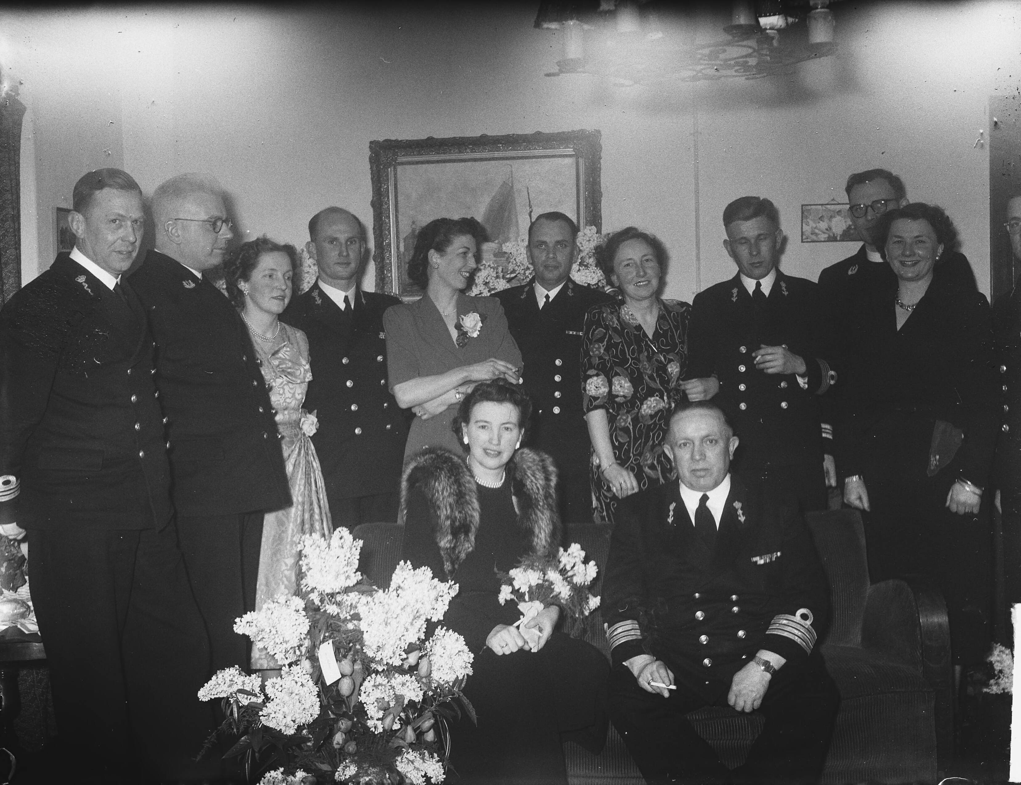MOK Hilversum 5 jaar defilé en receptie — MOK Hilversum bestaat 5 jaar. Receptie t.g.v. afscheid van de commandant kapitein-ter-zee S. Dobbinga — Foto: Vogel, Carel L. de / Anefo. Licentie: Set B: Rechtenvrij / Publiek Domein. Bron: Nationaal Archief. http://hdl.handle.net/10648/a8e6dbfa-d0b4-102d-bcf8-003048976d84