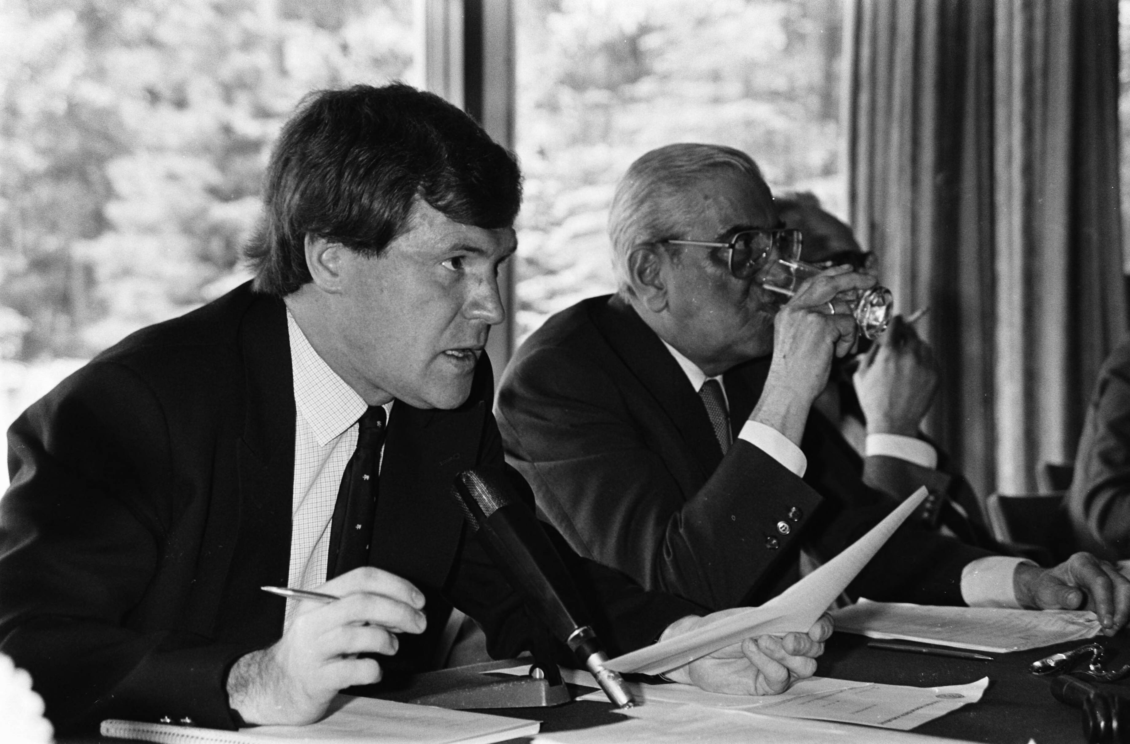 Fotocollectie Anefo — Vergadering van KNVB in Zeist; Eric Vilé (voorzitter sectiebestuur betaald voetbal) met (r) naast zich Jaap van Praag — Foto: Dijk, Hans van / Anefo. Licentie: Set B: Rechtenvrij / Publiek Domein. Bron: Nationaal Archief. http://hdl.handle.net/10648/acfcf184-d0b4-102d-bcf8-003048976d84