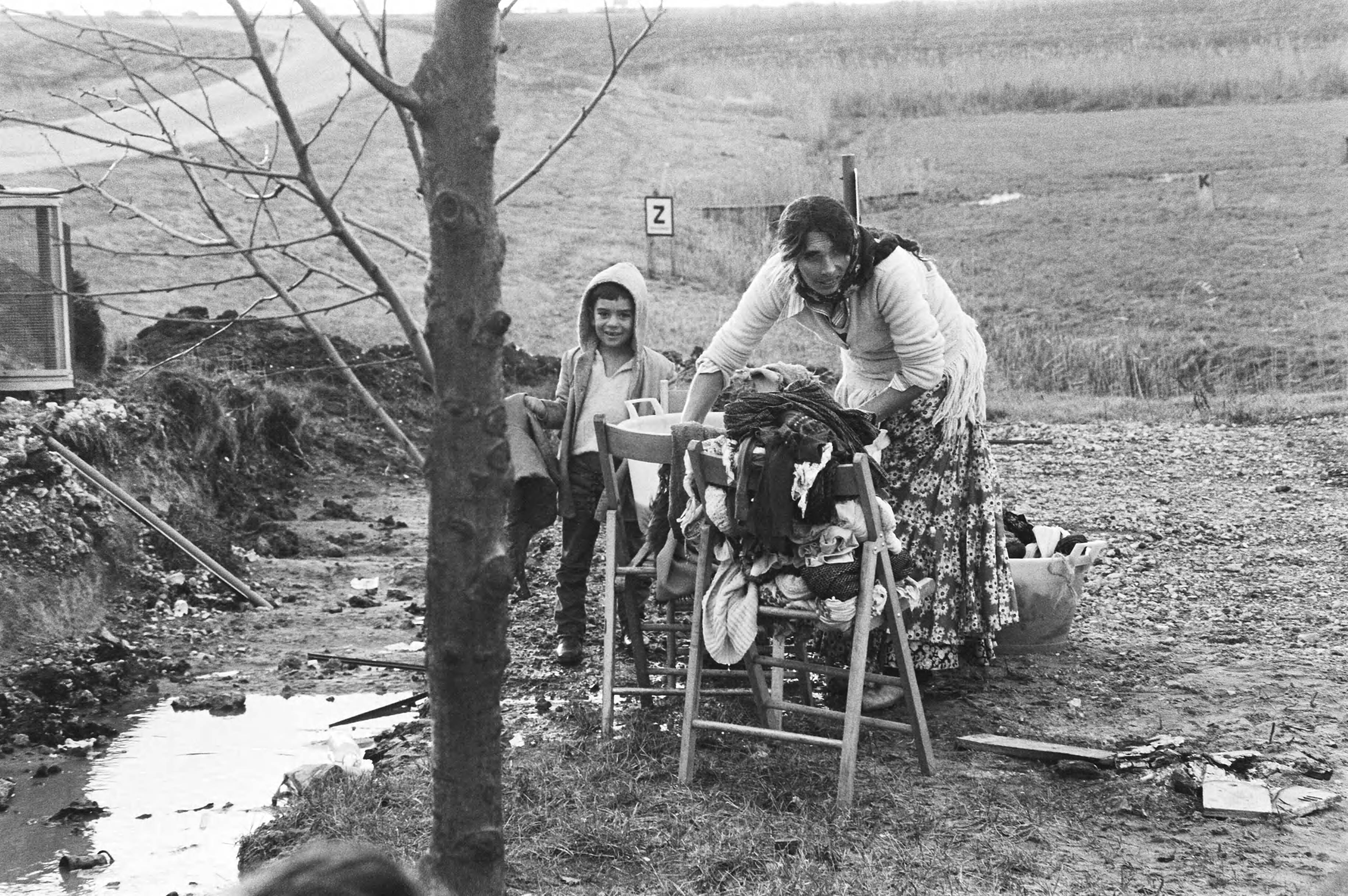 Fotocollectie Anefo — Momenteel verblijft er in de omgeving van Almere een groep zigeuners die in afwachting zijn of zij daar mogen blijven — Foto: Dijk, Hans van / Anefo. Licentie: Set B: Rechtenvrij / Publiek Domein. Bron: Nationaal Archief. http://hdl.handle.net/10648/acf1246c-d0b4-102d-bcf8-003048976d84